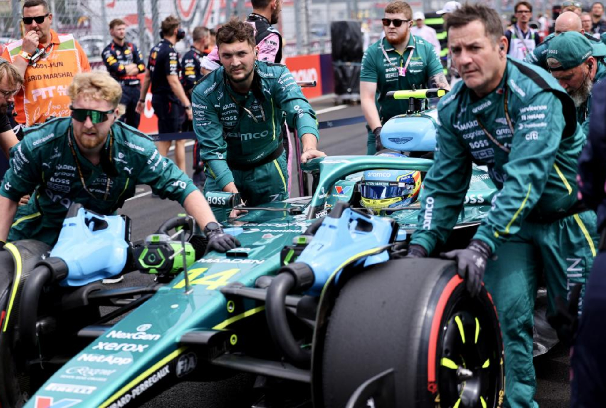 Alonso llega a la parrilla.