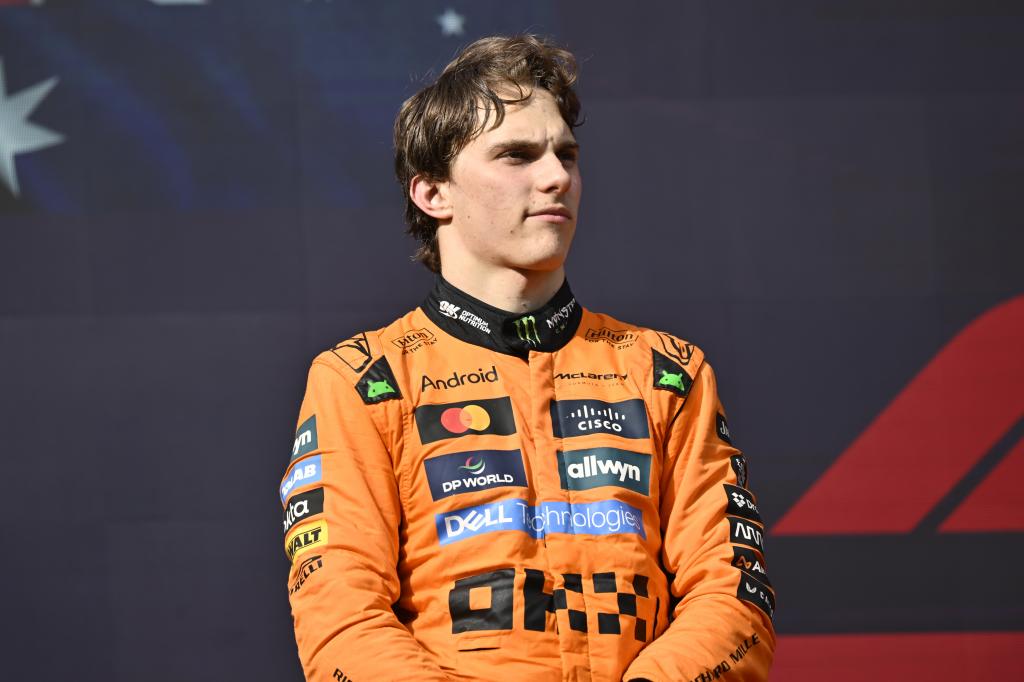 Piastri, pensativo en el podio de Hungría.