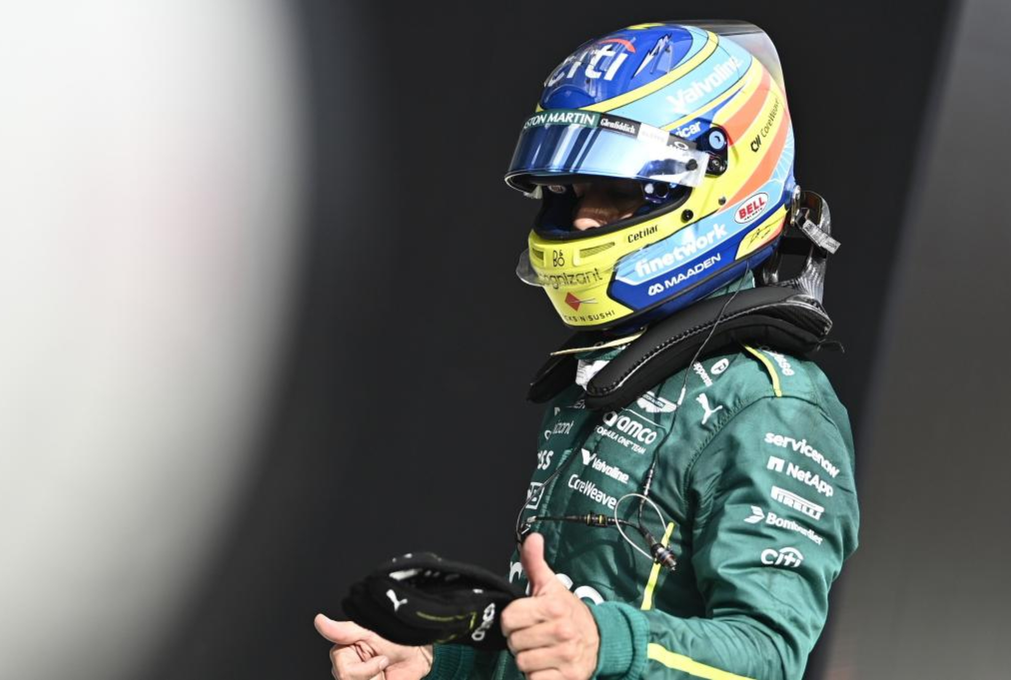 Alonso saluda a la cámara.