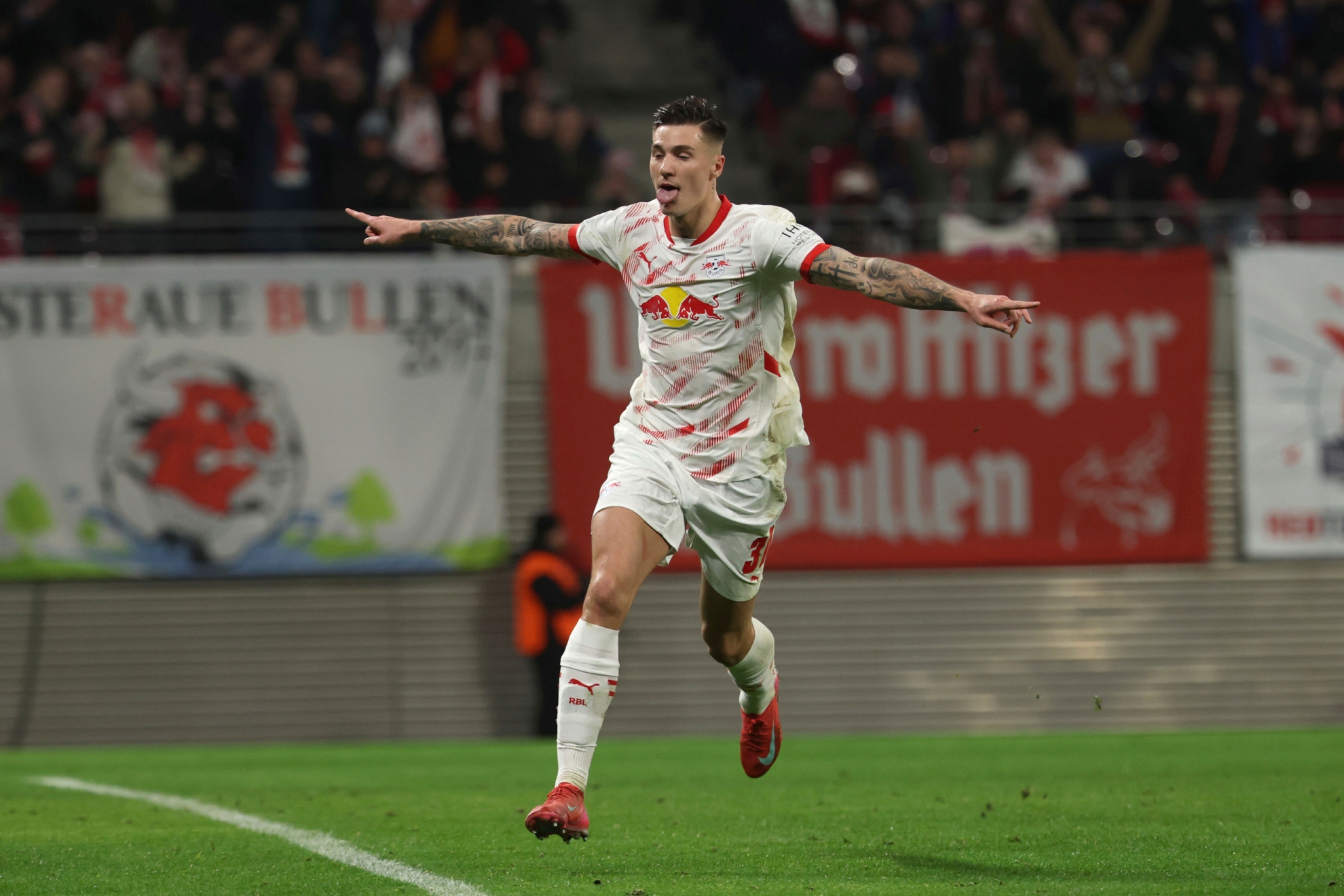 Benjamin Sesko celebra un gol con el RB Leipzig.