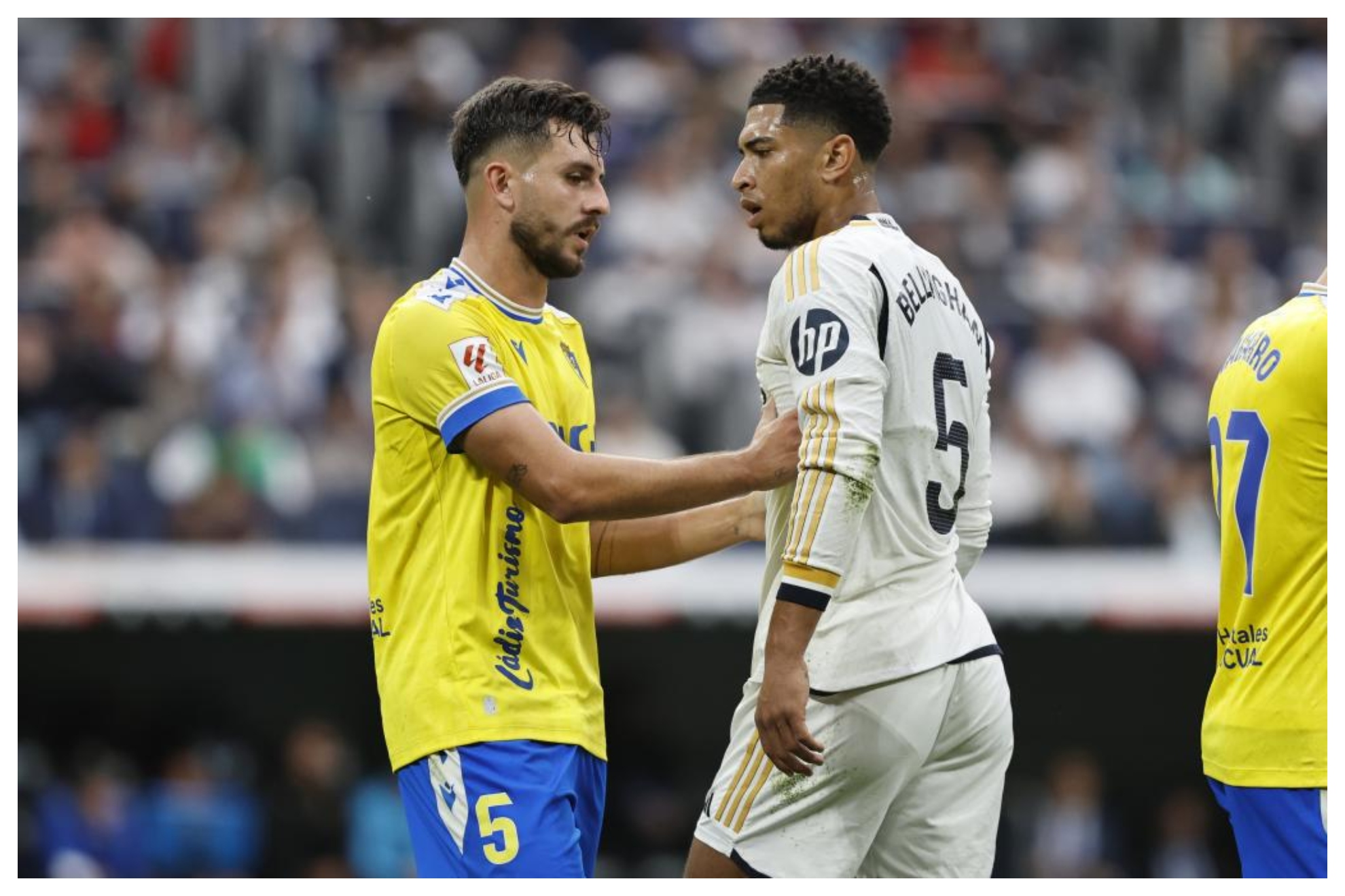 Víctor Chus sujeta a Bellingham en un Real Madrid-Cádiz en el Bernabéu