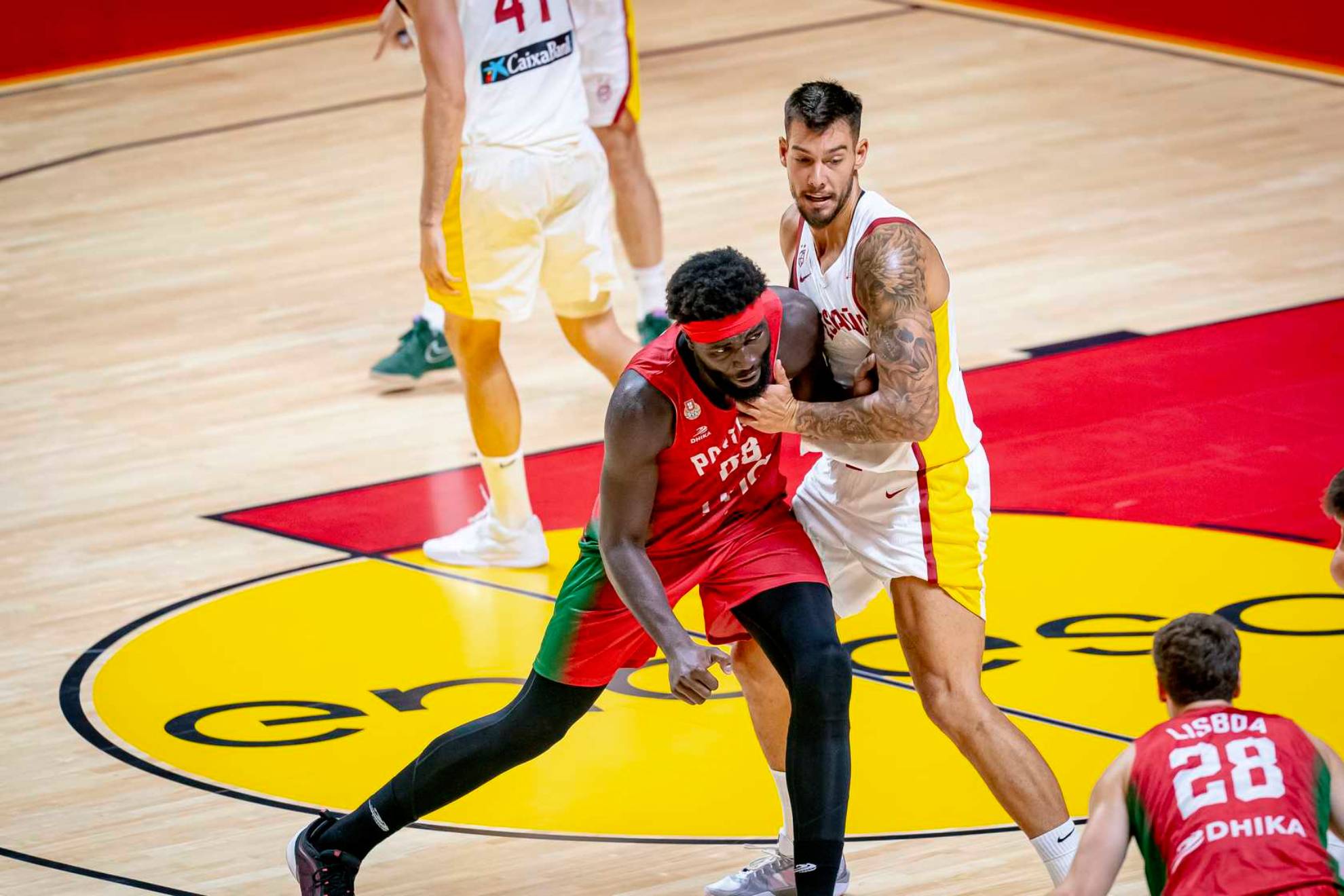 Willy Hernangómez defendiendo a Queta, el portugués que más daño hizo a España.