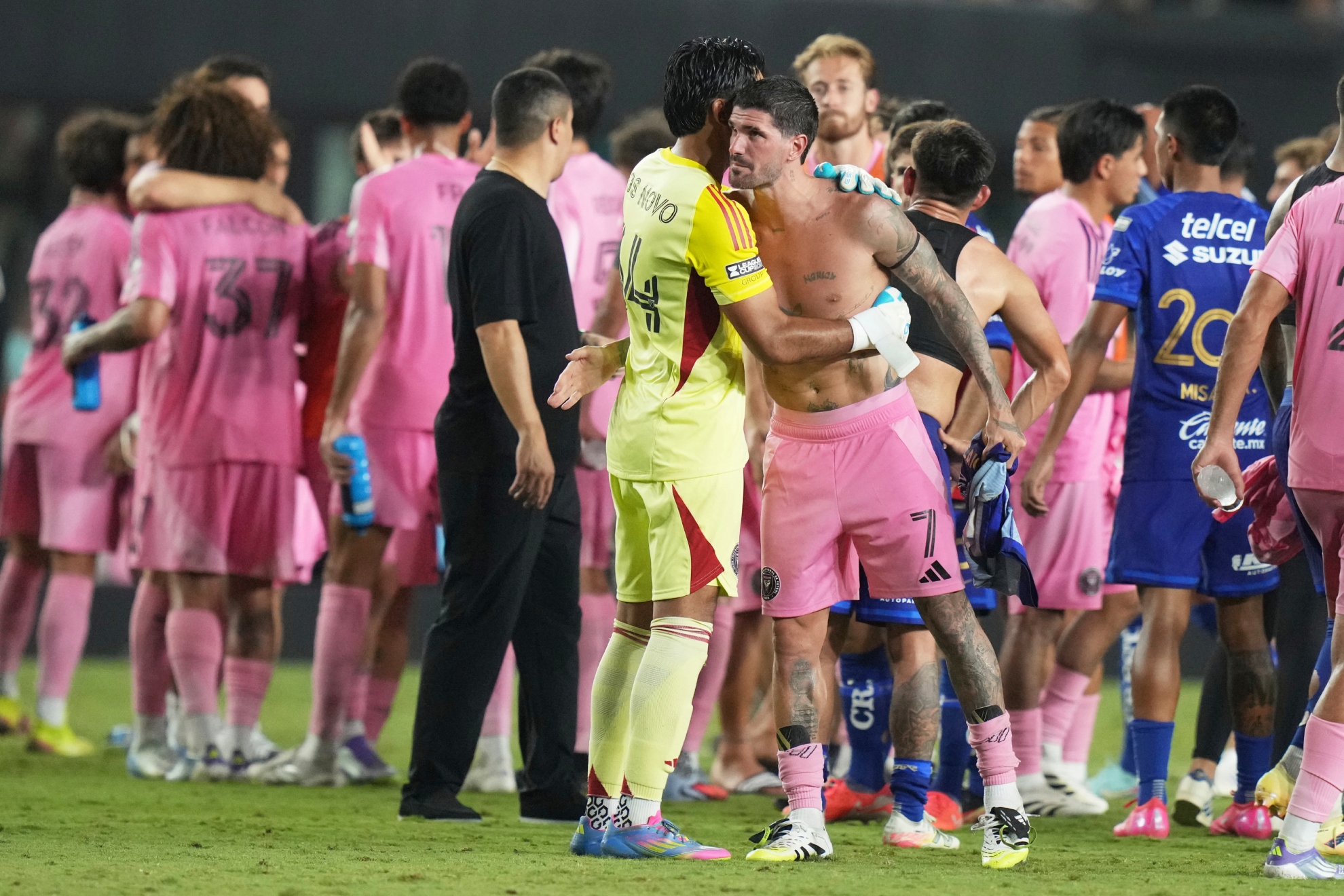 Rocco Ríos Novo y Rodrigo De Paul se saludan tras el partido.