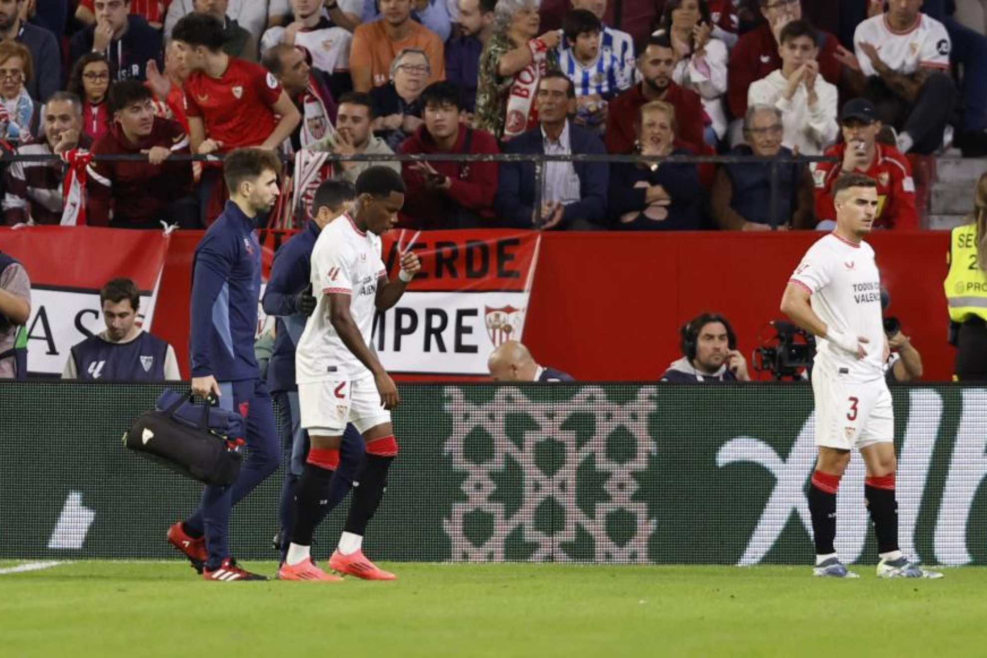 Idumbo se retira lesionado