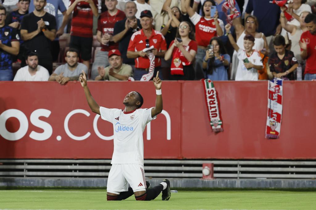 Idumbo celebrando un gol