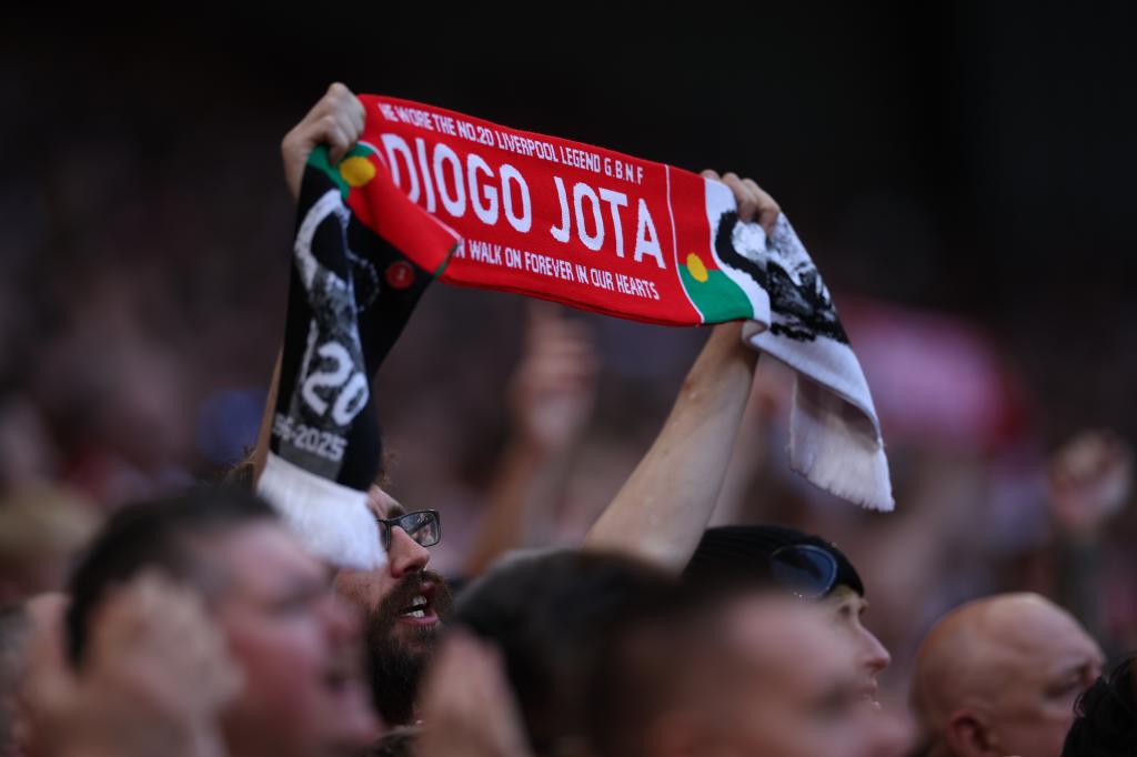 Aficionado del Liverpool con una bufanda en honor a Diogo Jota