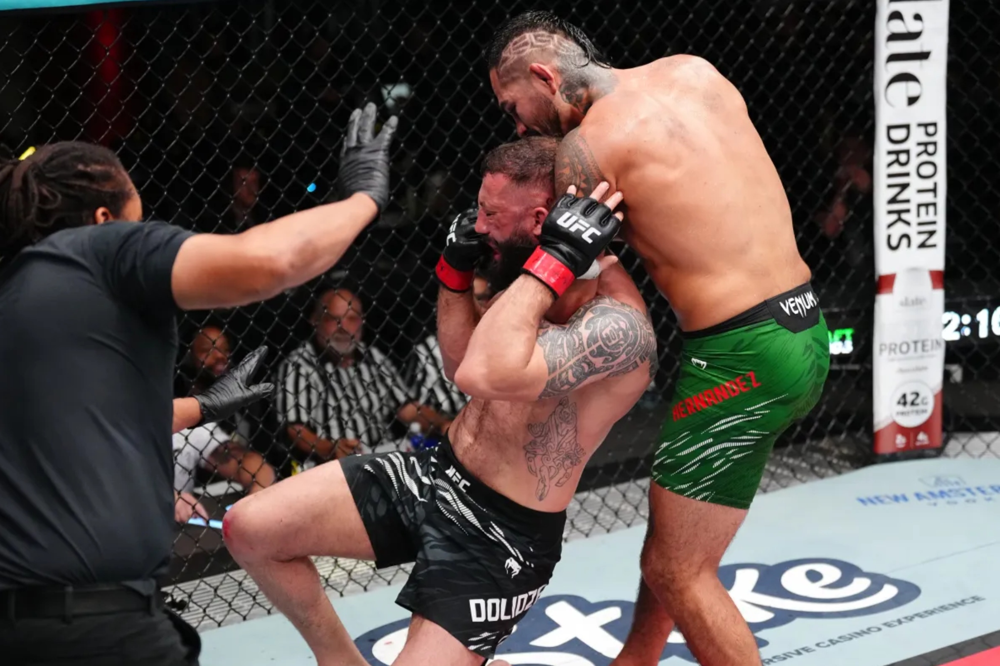 Anthony Hernández sometiendo a Roman Dolidze.