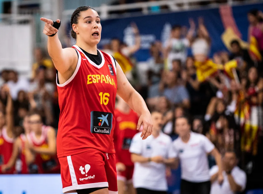 Adriana Díaz jugando por la selección española FIBA