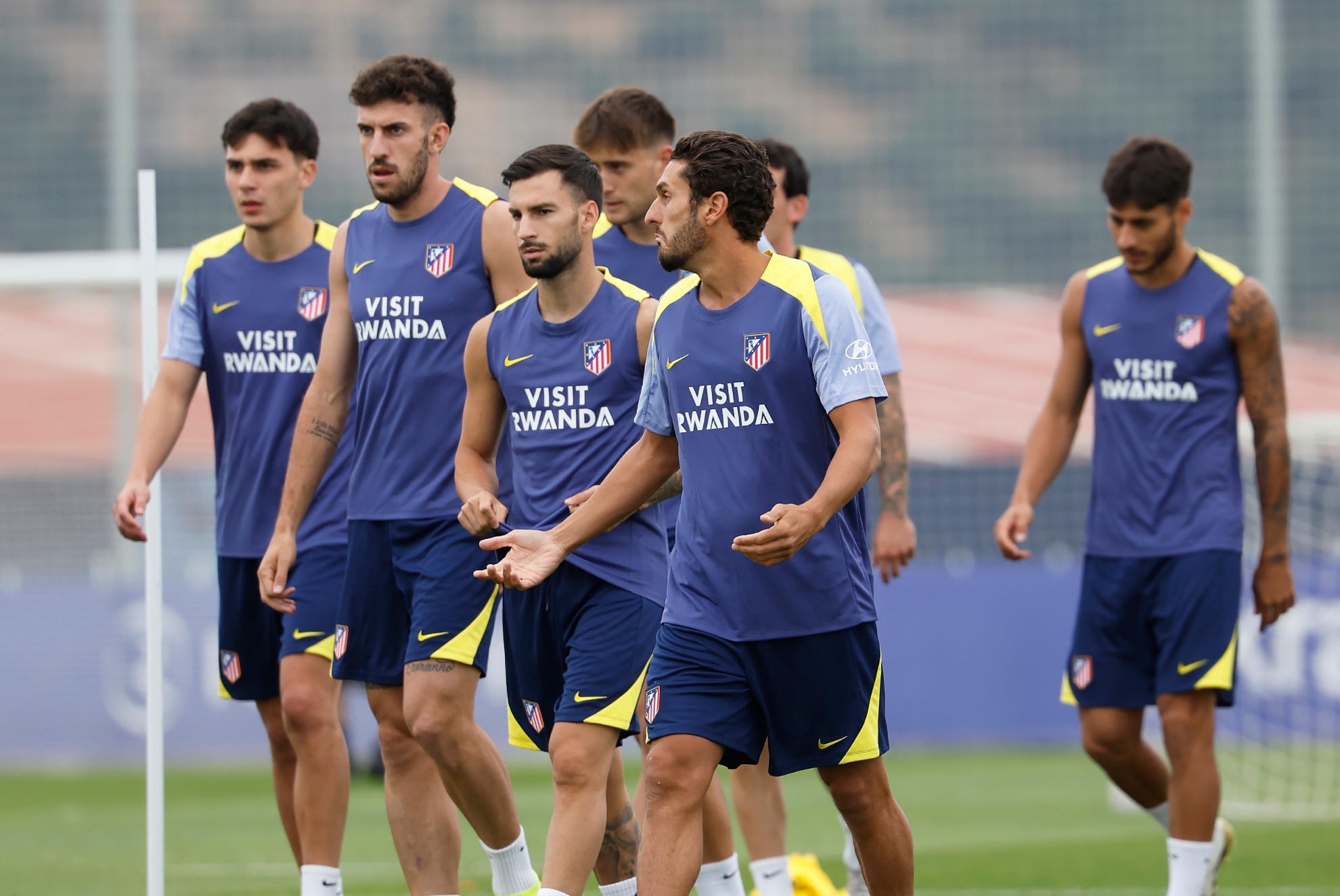 Koke conversa con Baena durante un entrenamiento del Atlético.