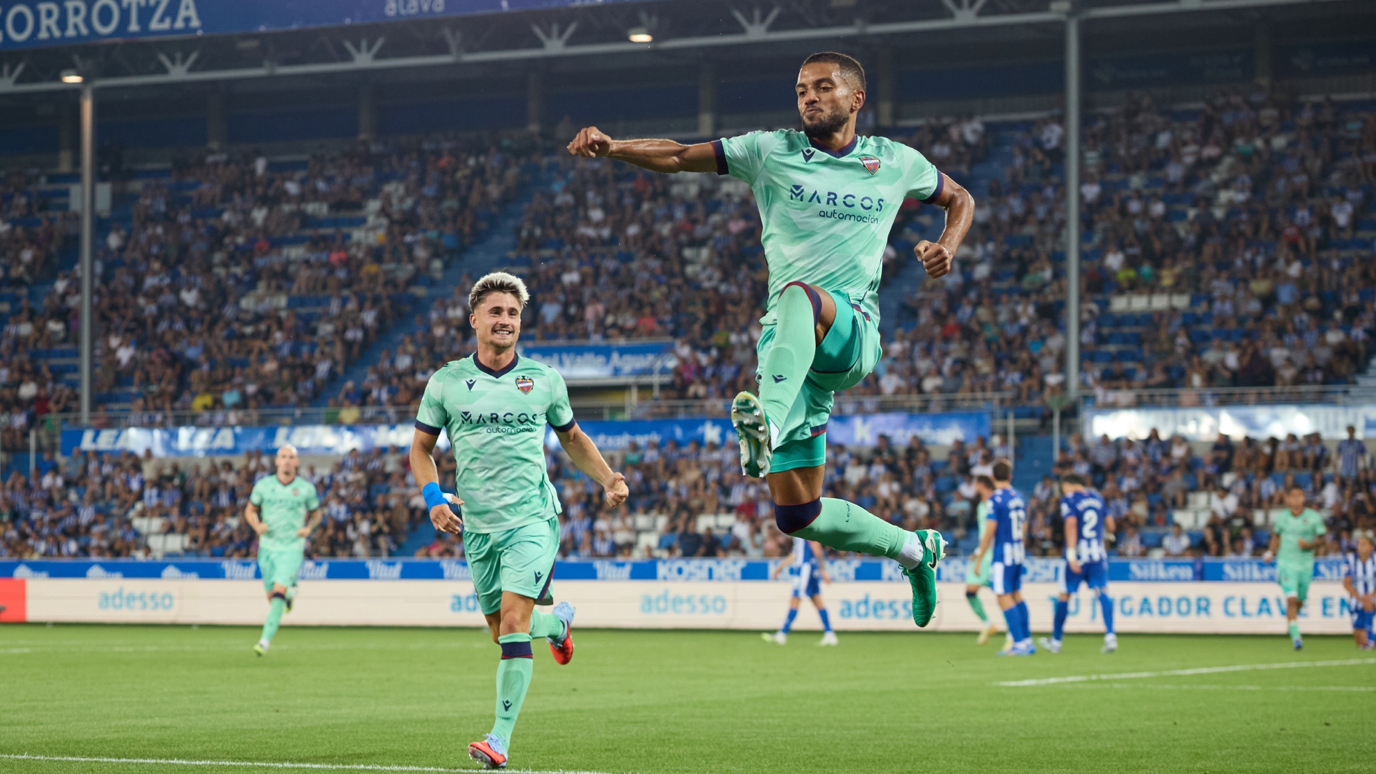 Toljan celebra su gol ante el Alavés