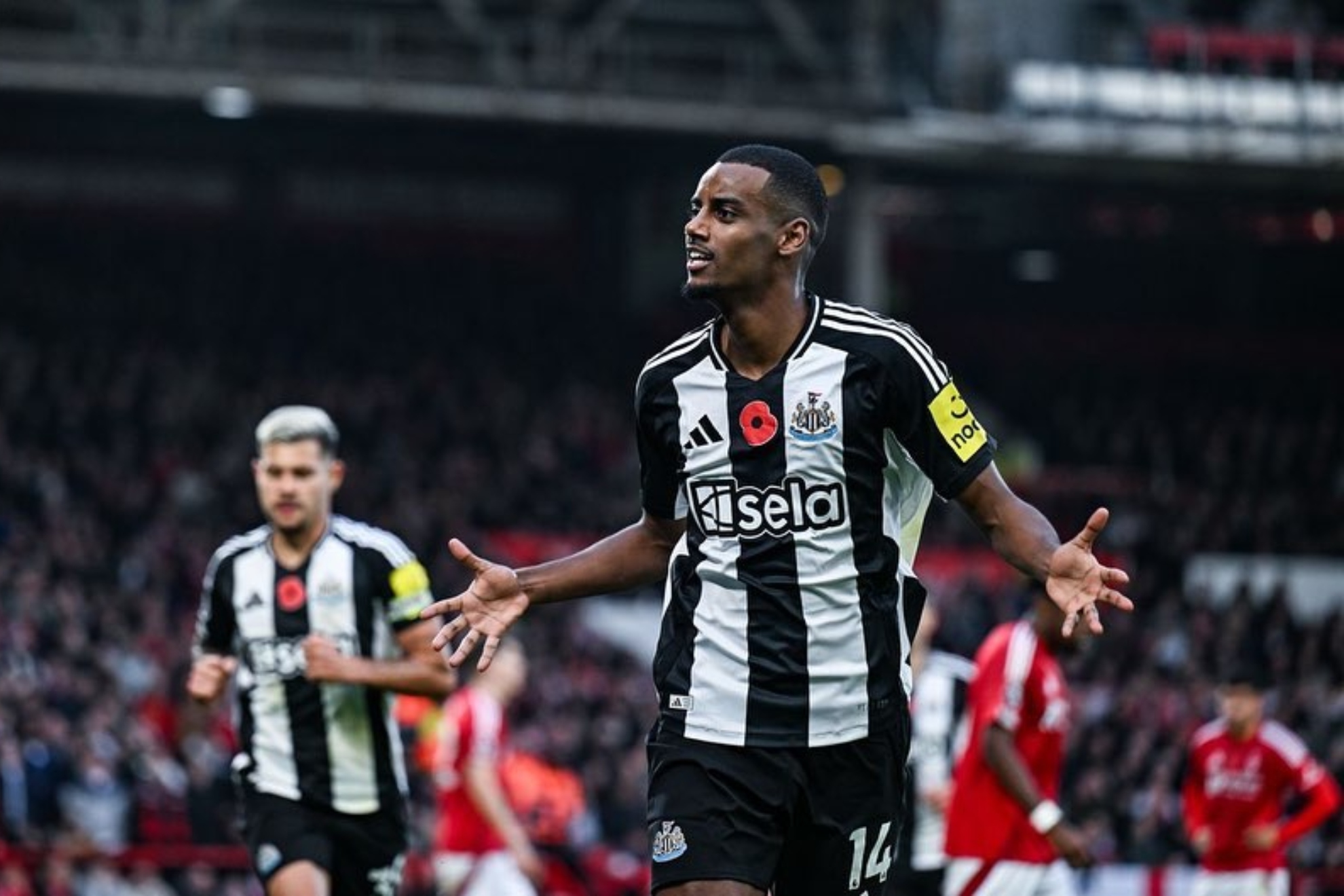 Isak durante un partido con el Newastle.