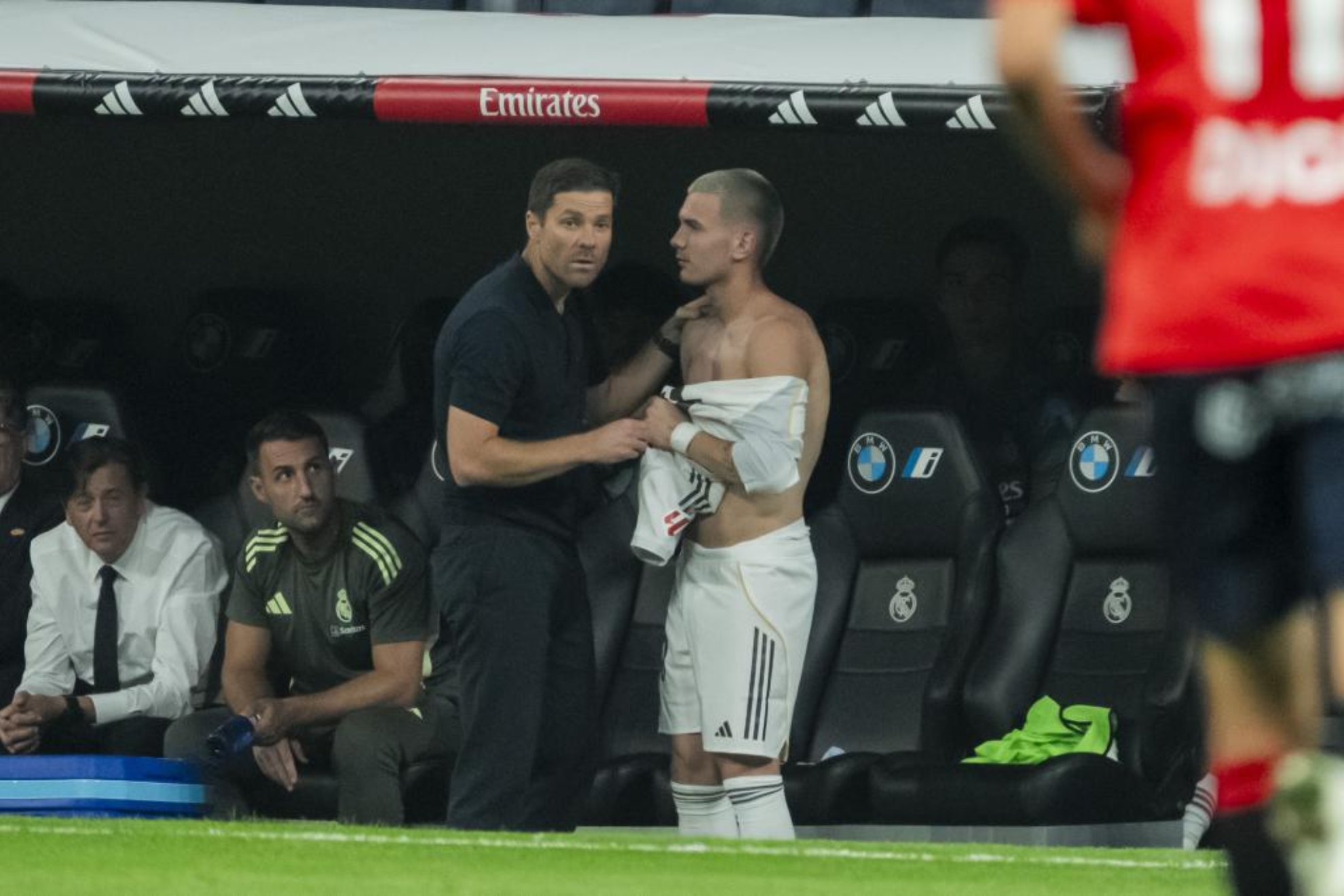 Mastantuono recibiendo indicaciones de Xabi Alonso.