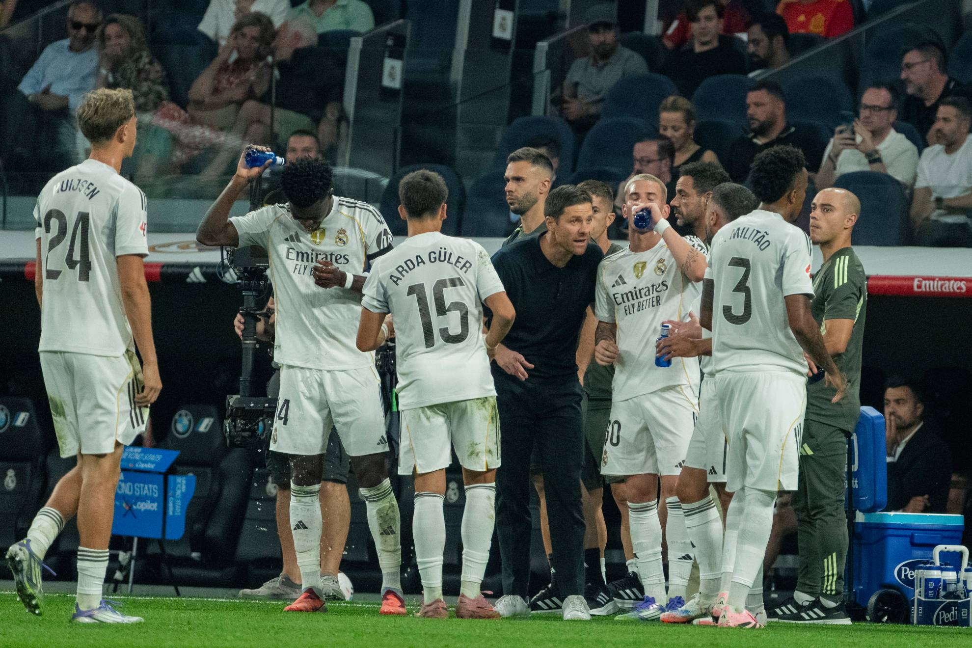 Xabi Alonso charla con sus jugadores durante un parón de hidratación
