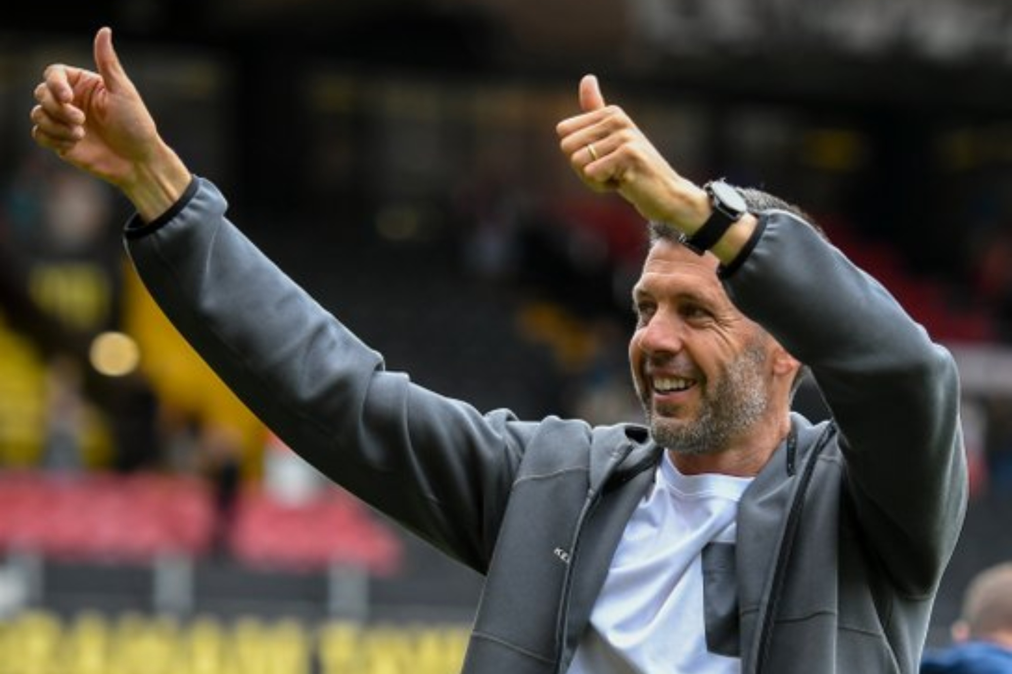 Pezzolano hace un gesto de victoria.