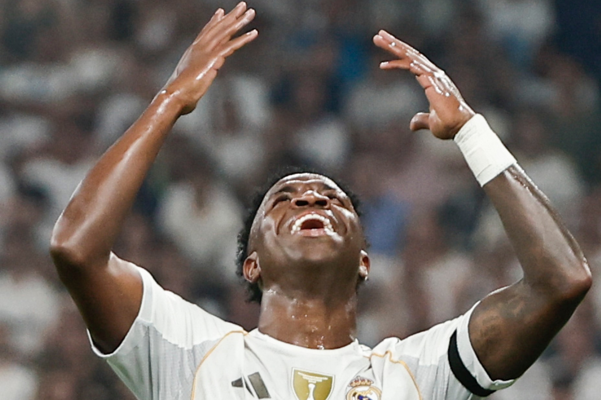 Vinicius, se desespera durante el partido ante Osasuna.