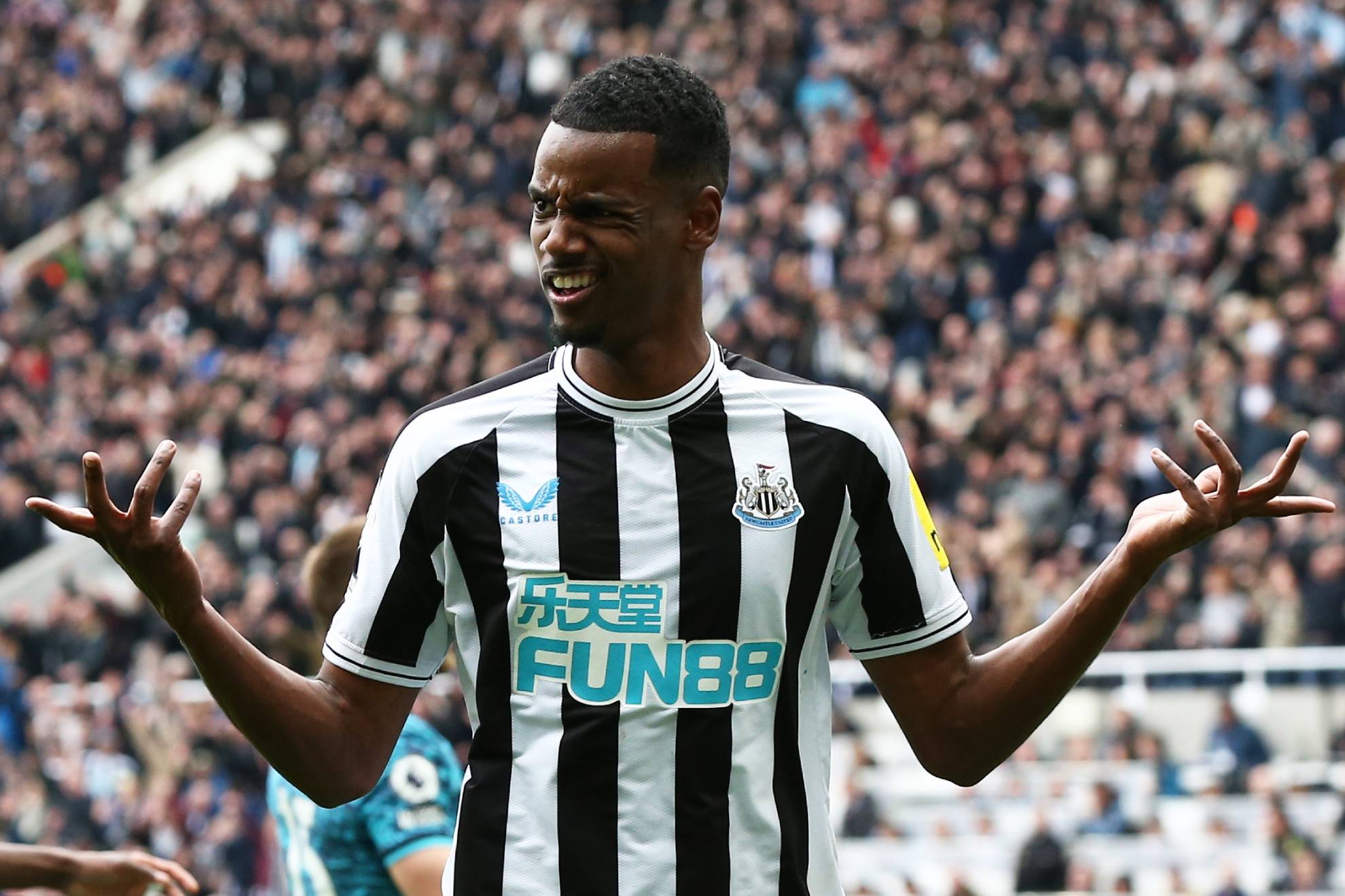Alexander Isak, durante un partido con el Newcastle.
