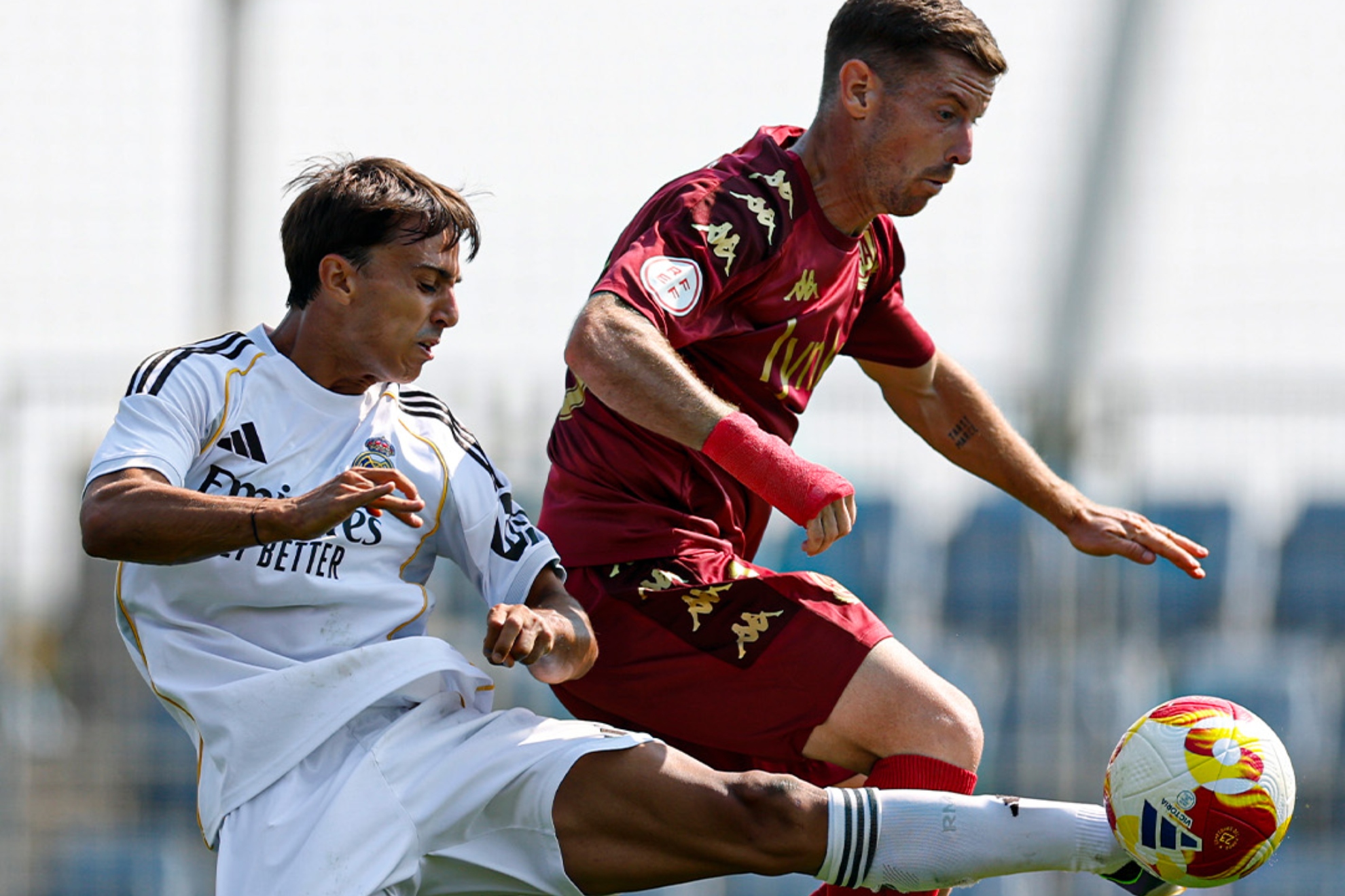 Pol Fortuny peleando un balón durante el partido.