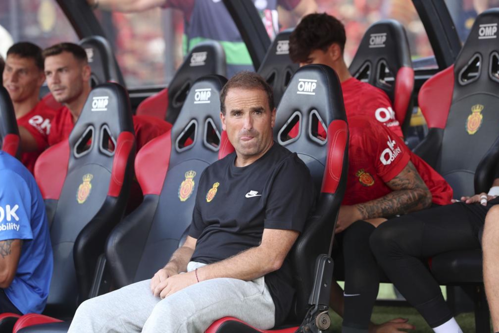 Arrasate sentado en el banquillo