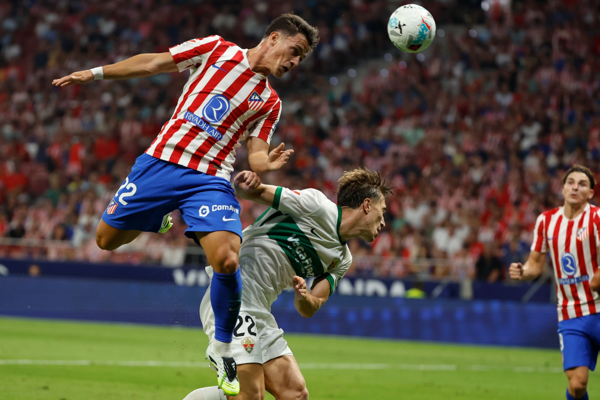 Raspadori rematando un balón durante el partido ante el Elche.
