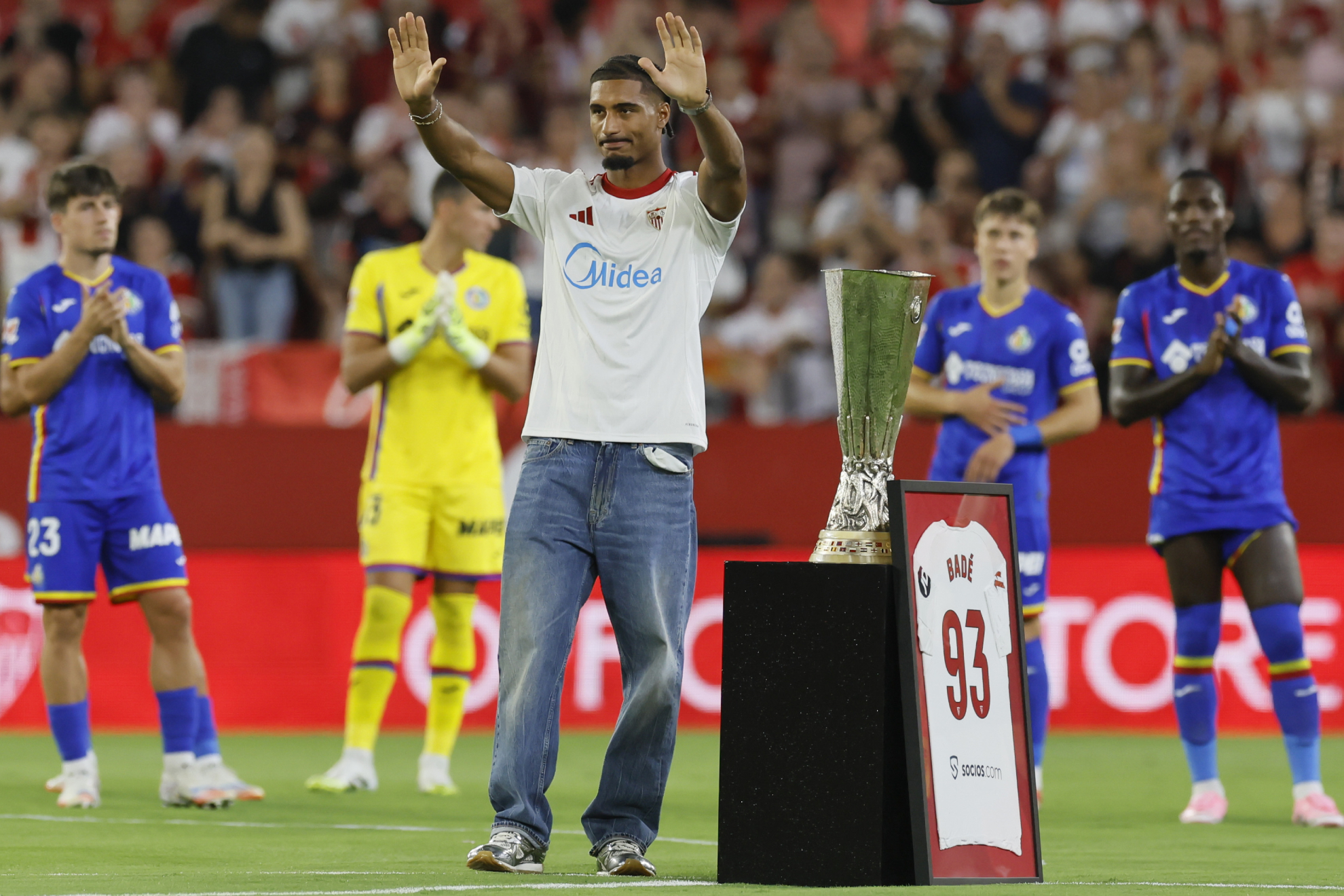 Badé se despide de la afición del Sevilla