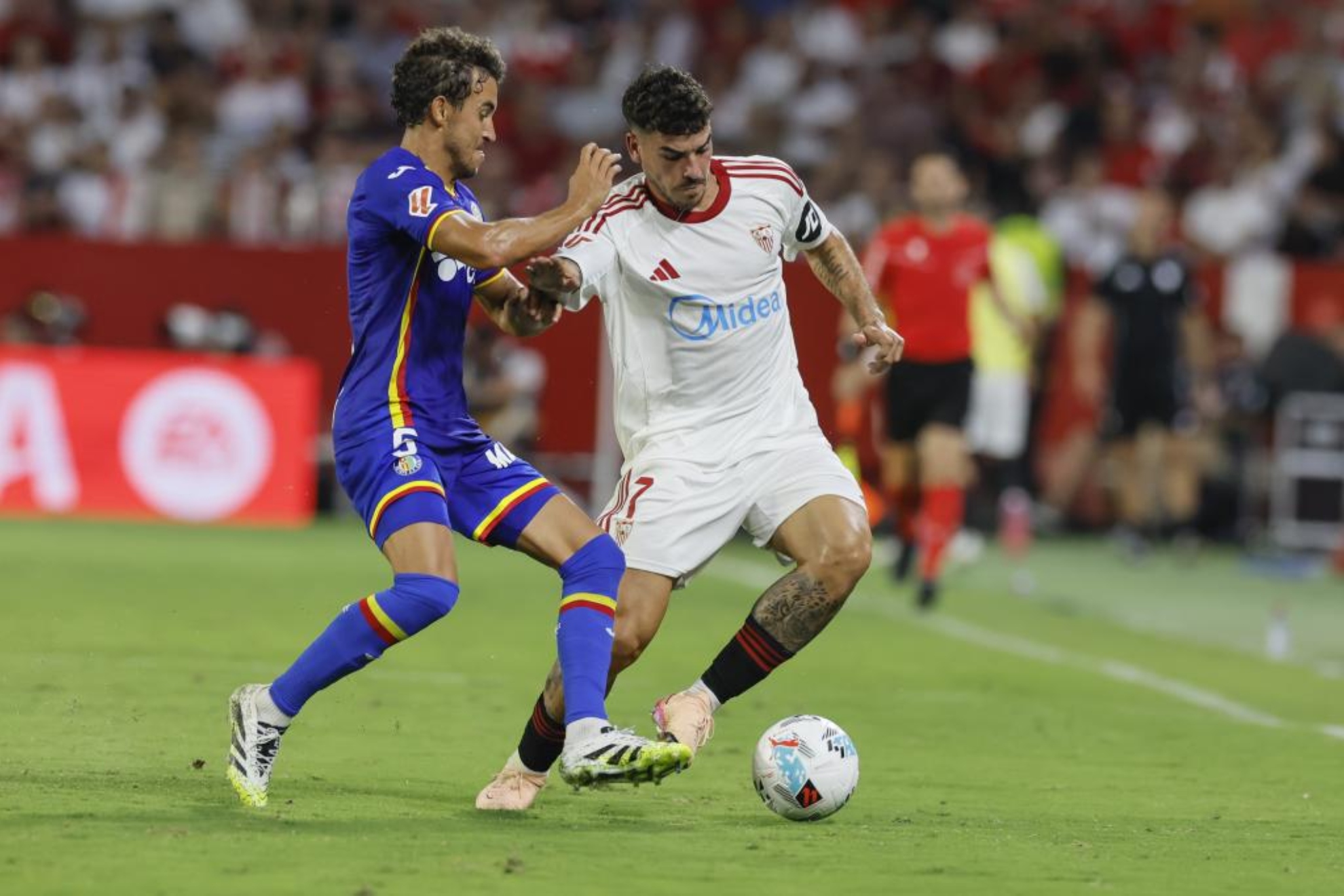 Luis Milla presiona a Isaac Romero en el Sevilla-Getafe.