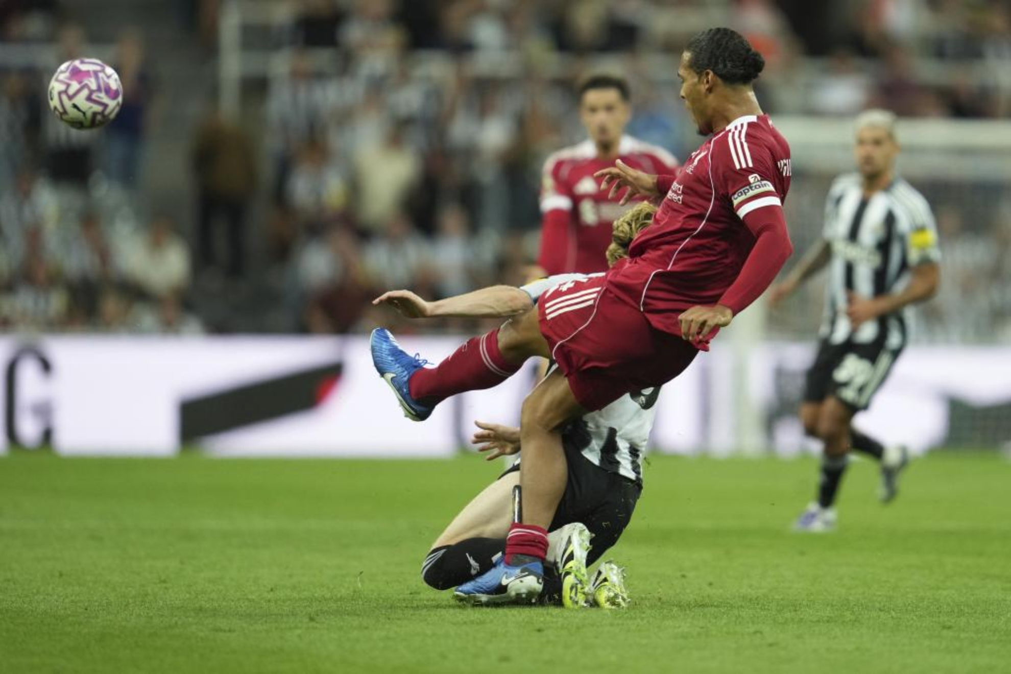 Anthony Gordon, expulsado tras una dura entrada sobre Virgil Van Dijk.