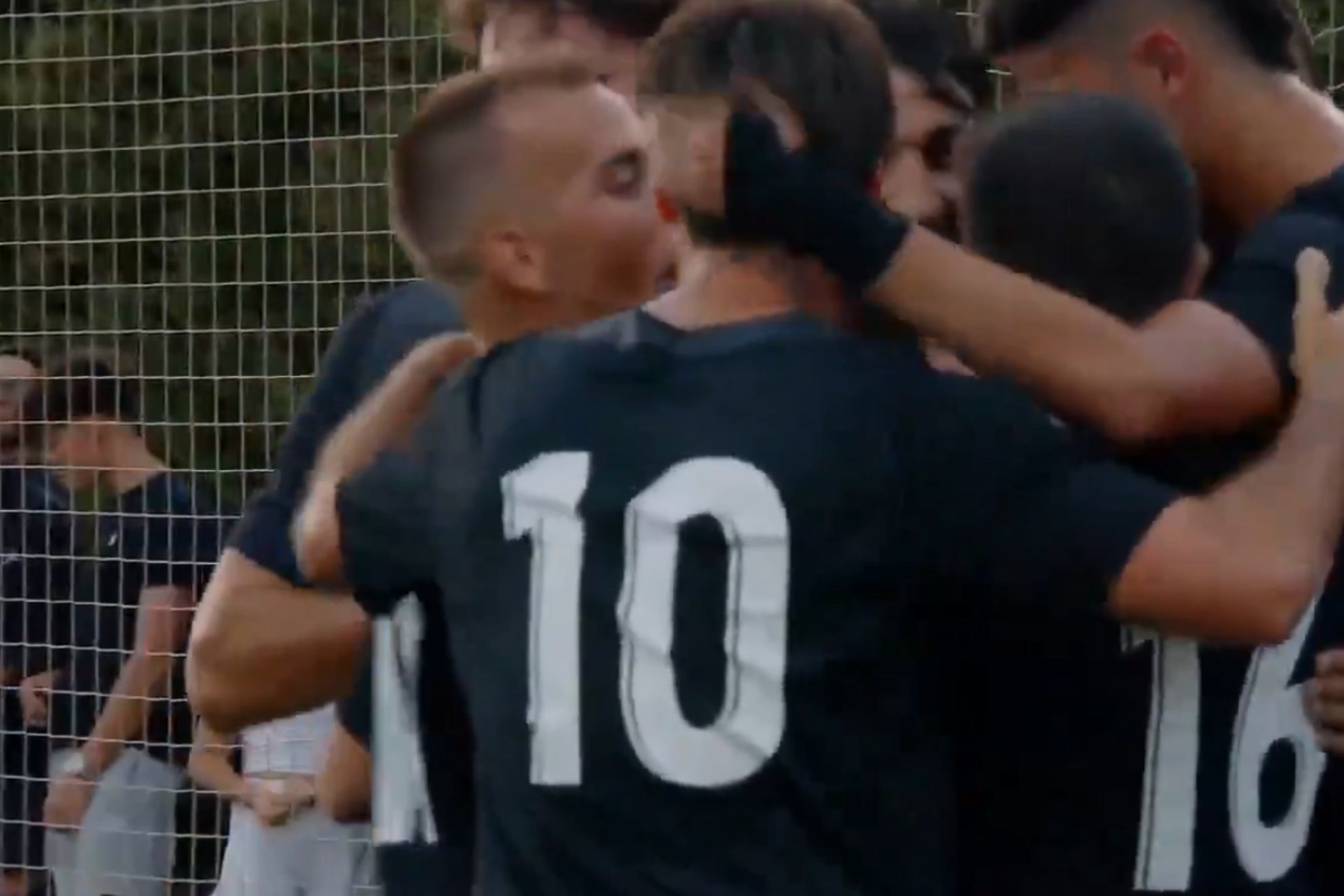 Nadir, goleador de Ronin FC, celebra el tanto junto a sus compañeros.