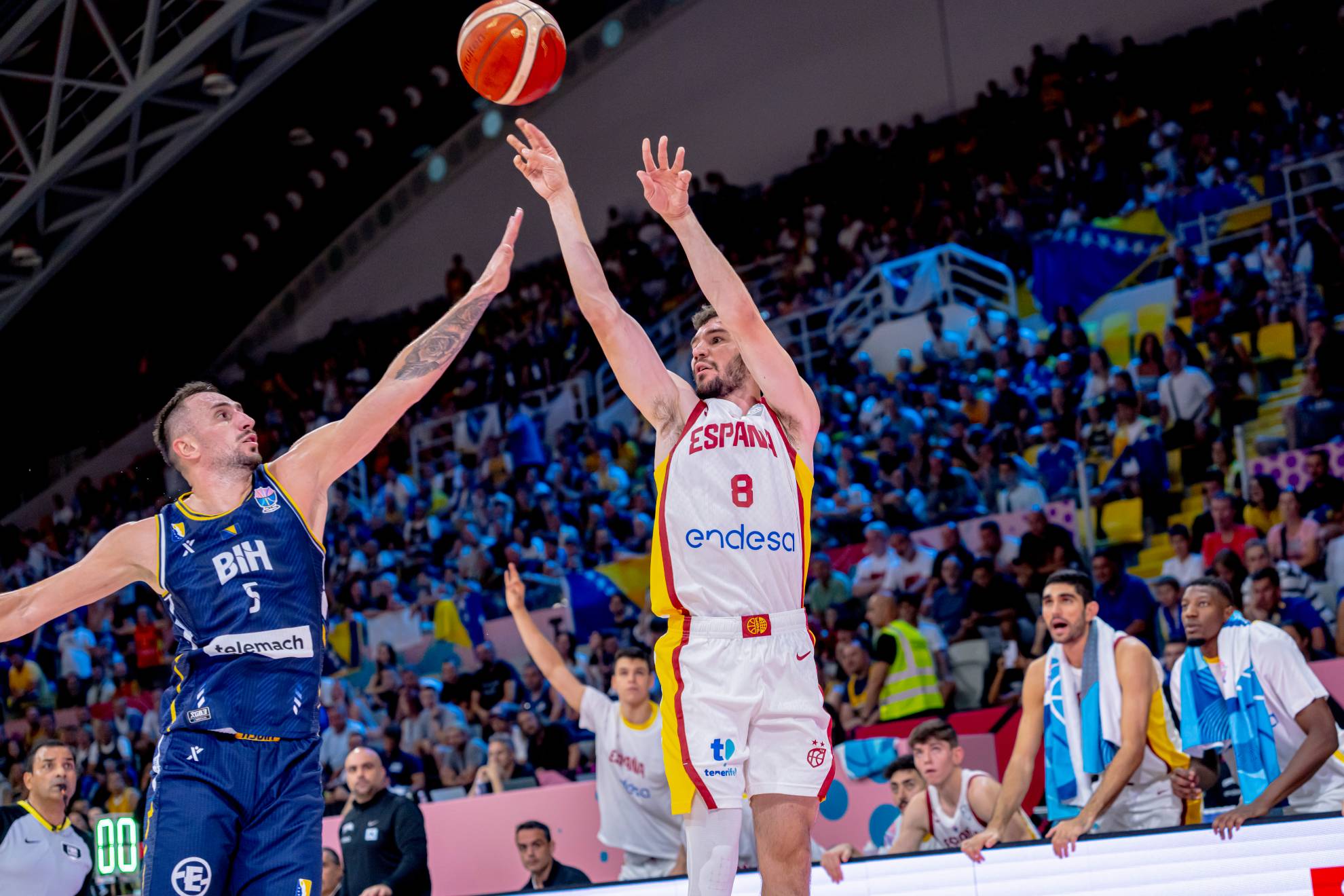 Darío Brizuela lanza un triple en el partido ante Bosnia y Herzegovina.