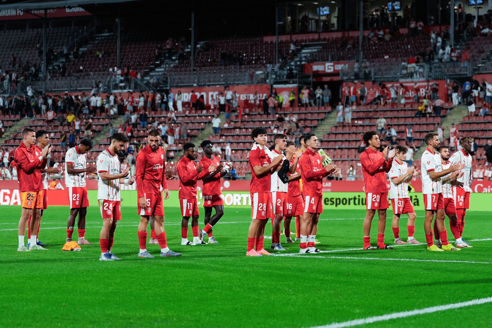 Los jugadores del Girona aplauden a su afición