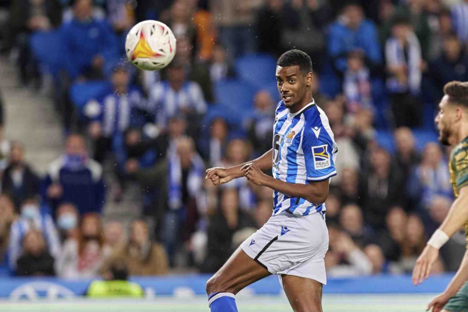 Isak remata a puerta en un partido en su etapa en la Real Sociedad.