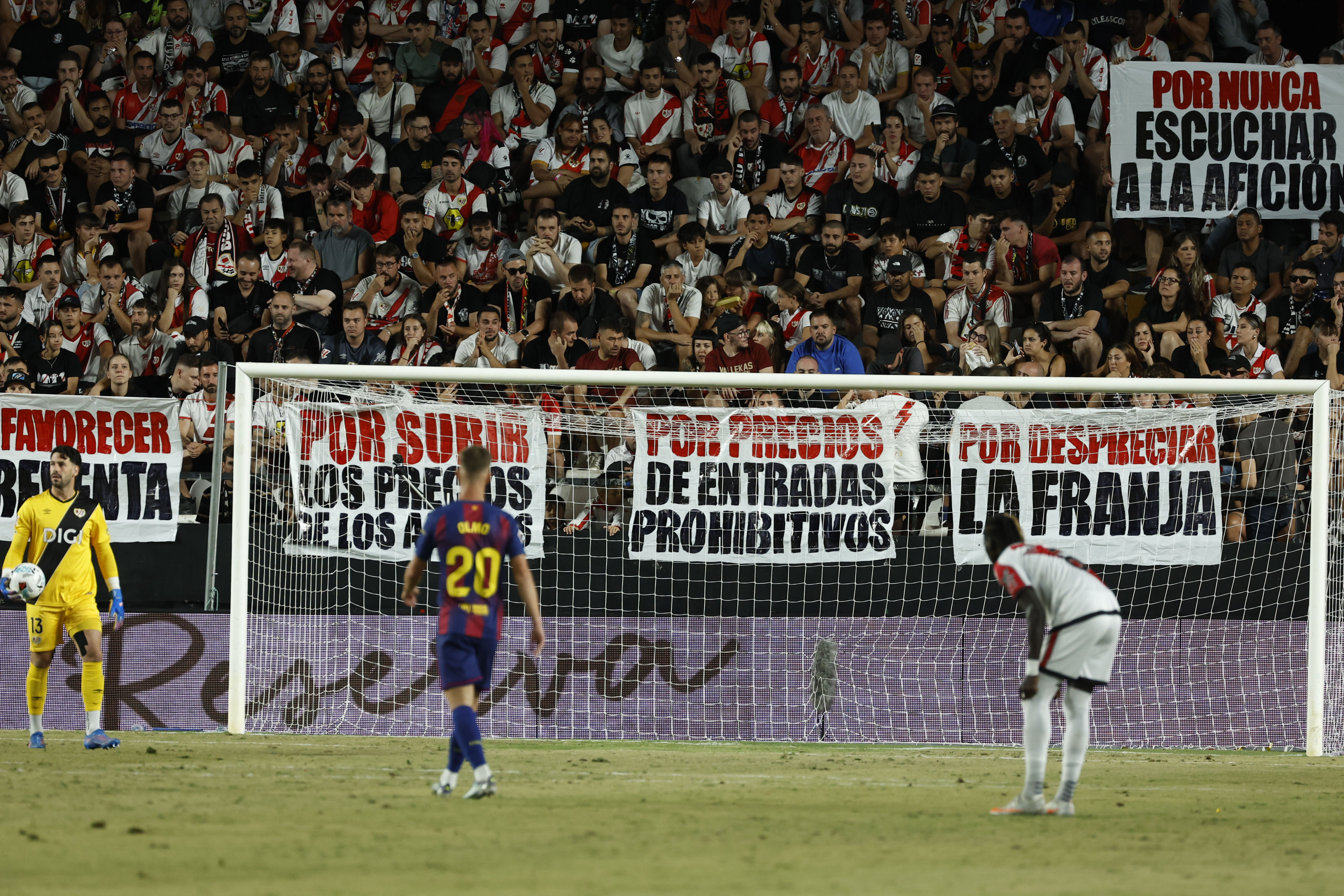 Algunas de las pancartas mostradas por los Bukaneros este domingo