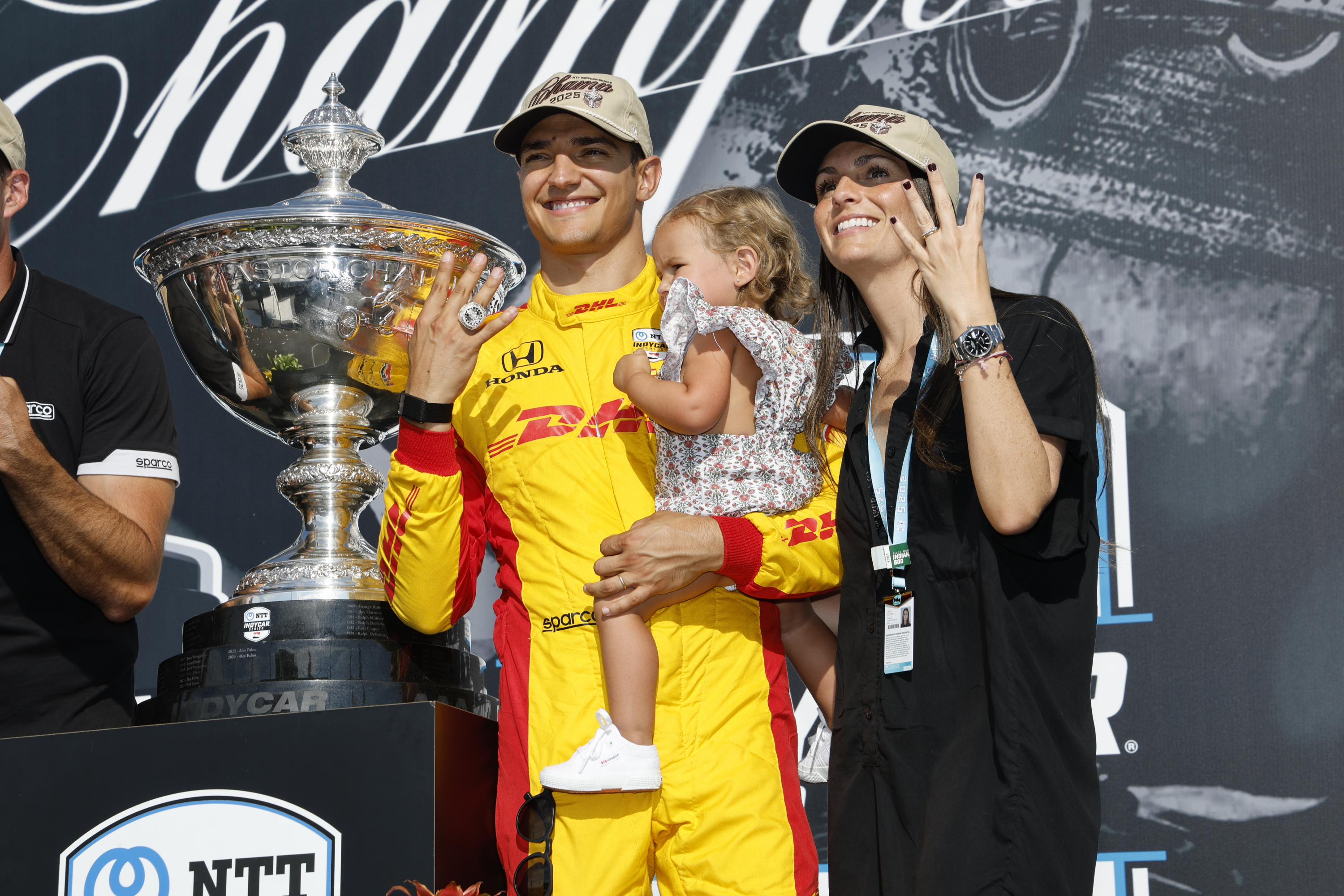 Álex Palou celebra su cuarto título junto a su mujer Esther y su hija Lucía