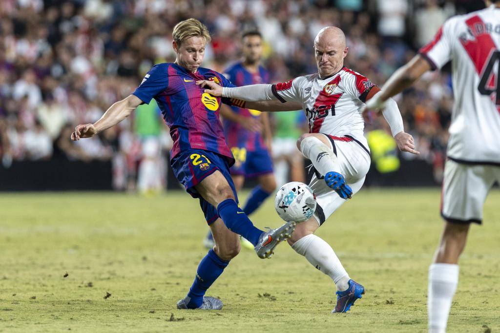 Isi pugna por el balón con De Jong durante el Rayo-Barcelona