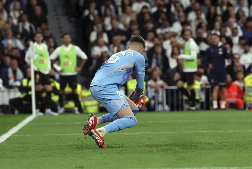 Fran González parando un balón ante el Valencia.