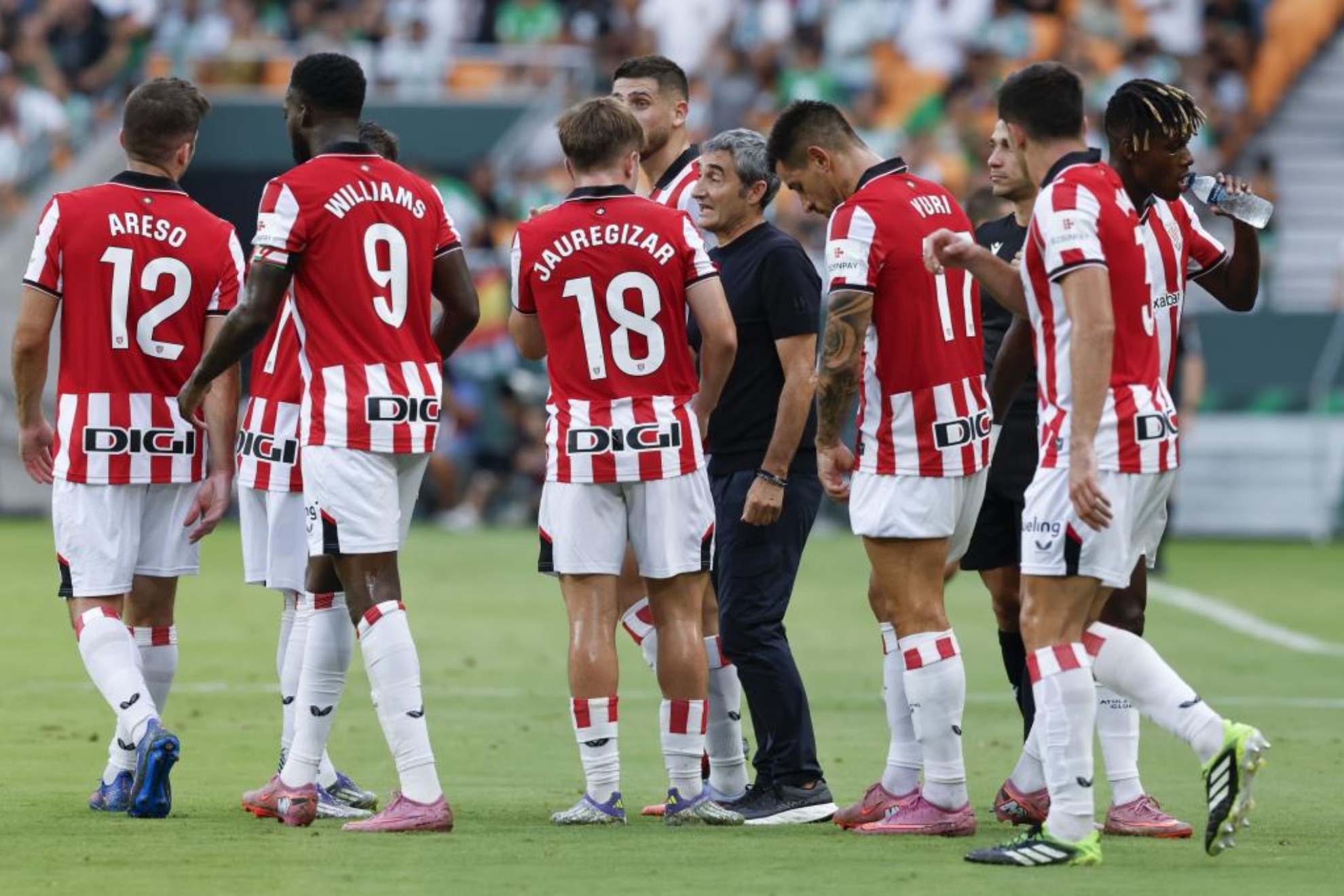 El Athletic en la pausa de hidratación ante el Betis.