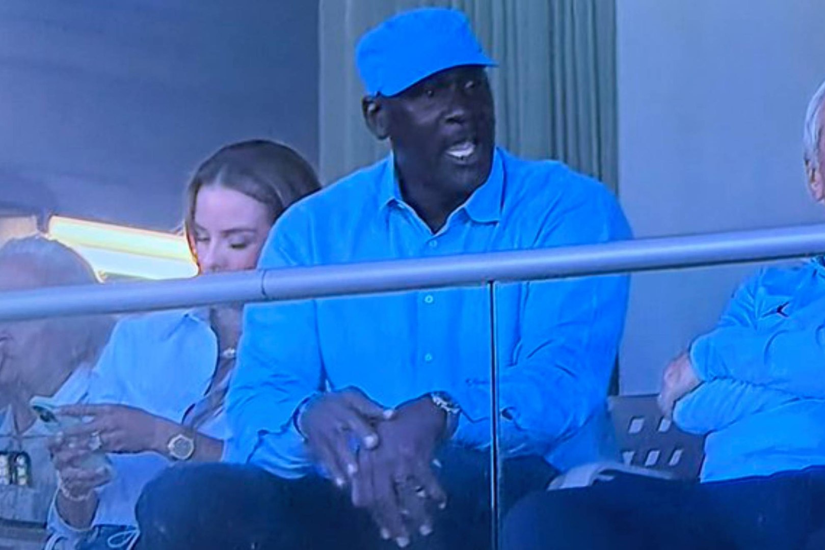 Michael Jordan estuvo junto a varios miembros del Salón de la Fama de la NFL en el debut de Bill Belichick como entrenador de North Carolina en la temporada de fútbol americano de la NCAA.