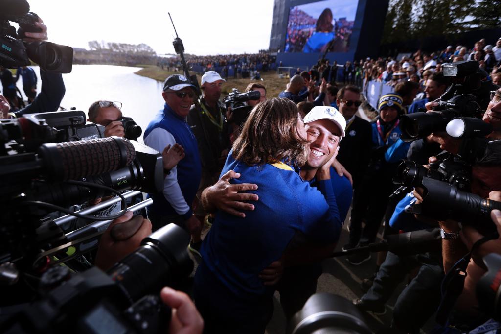 Tommy Fleetwood se abraza a Francesco Molinari en París 2018