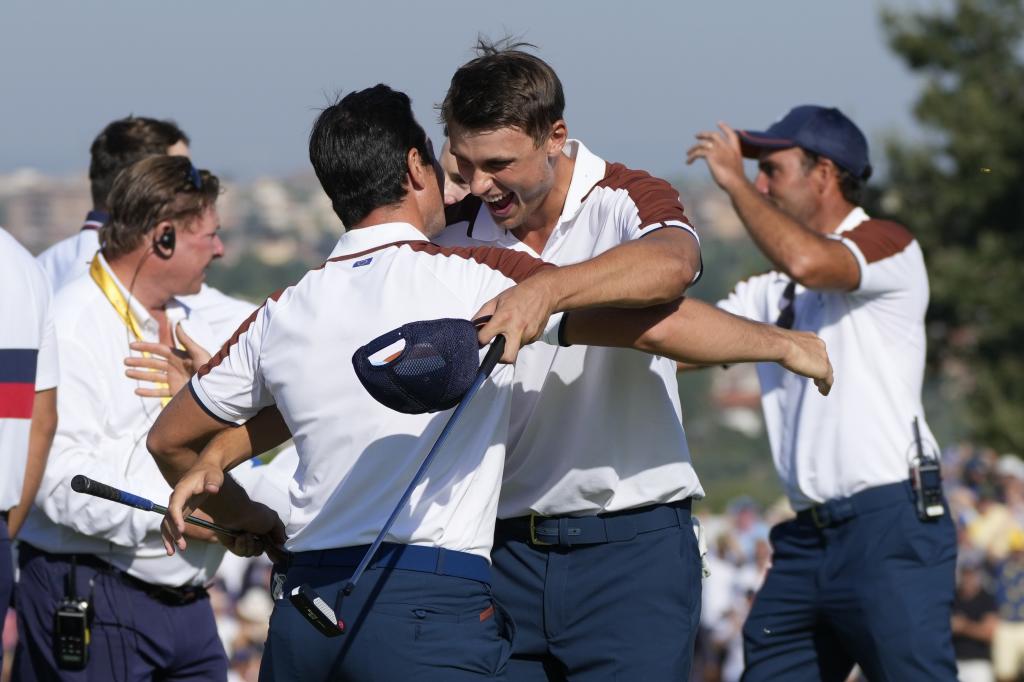 Ludvig Aberg se abraza a Viktor Hovland en Roma 2023