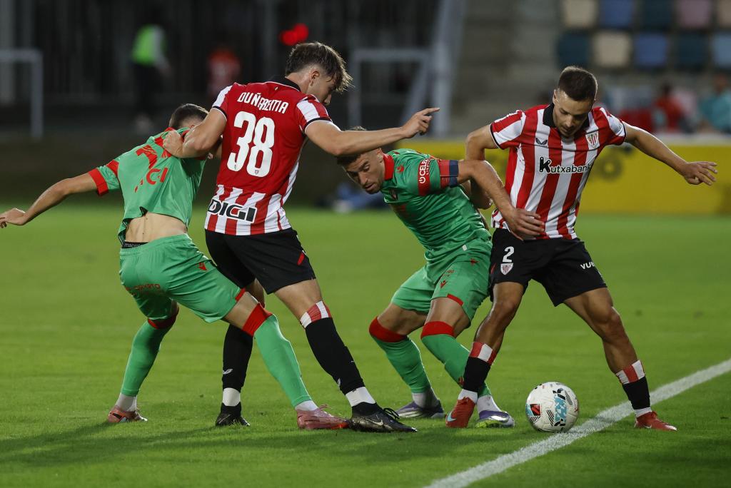 Andoni Gorosabel y Aimar Duñabeitia en un partido de la Euskal Herrria Kopa ante Osasuna. EFE
