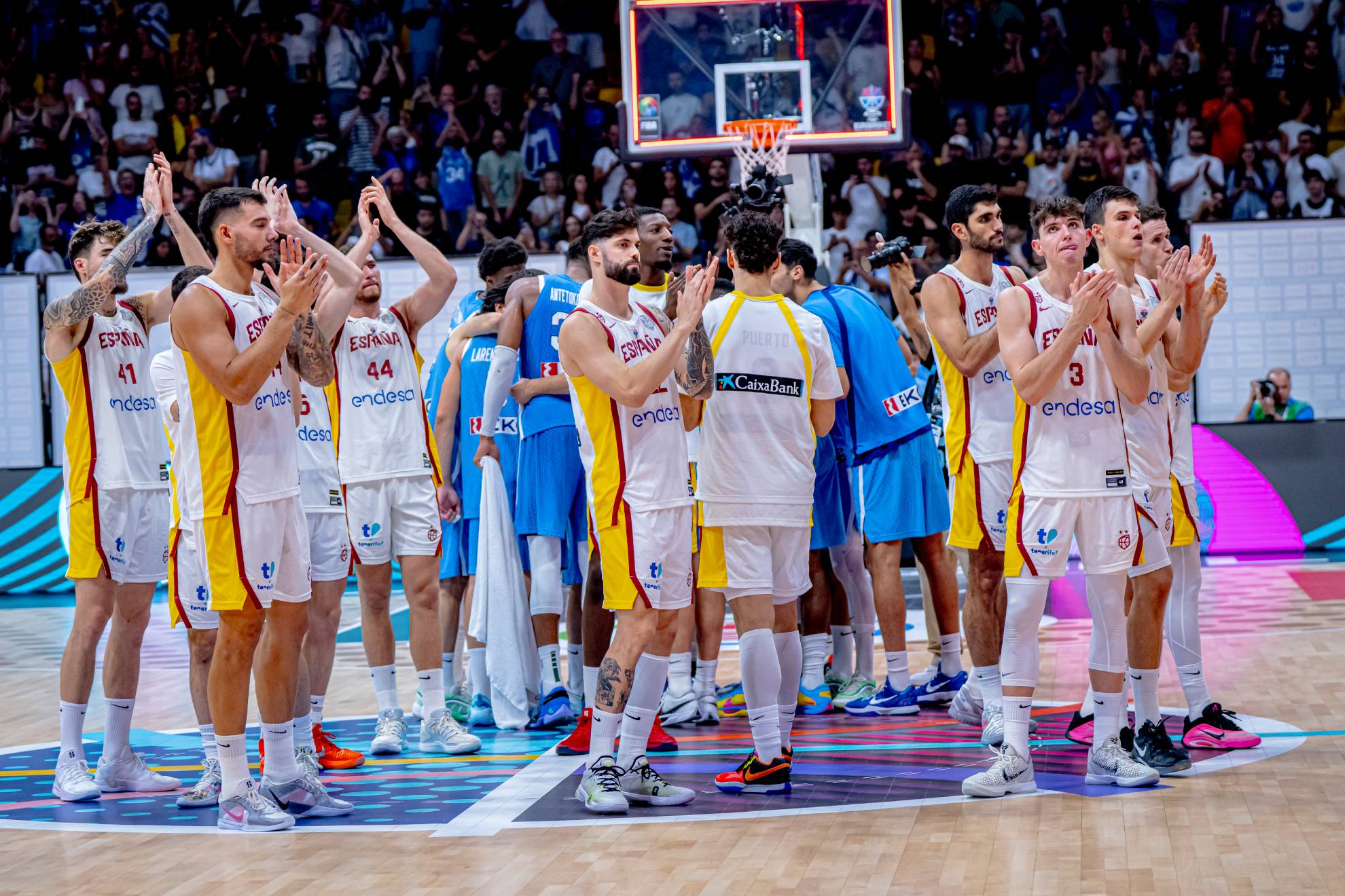 Los jugadores de la selección se despiden tras perder ante Grecia.