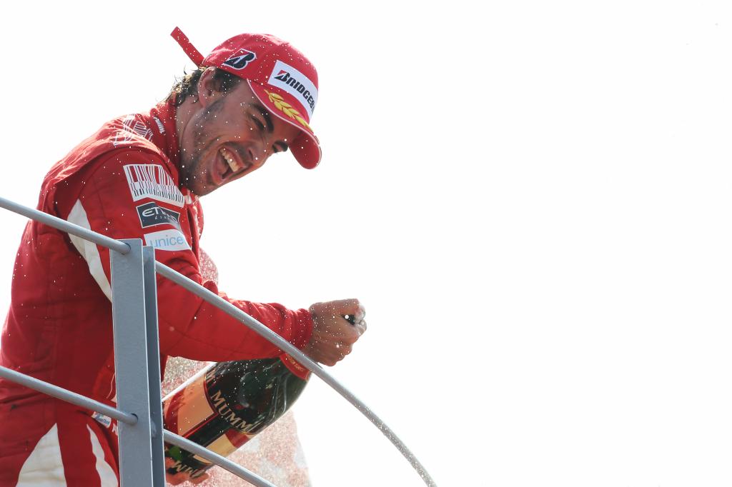 Fernando Alonso, celebrando con champán la victoria en Italia 2010.