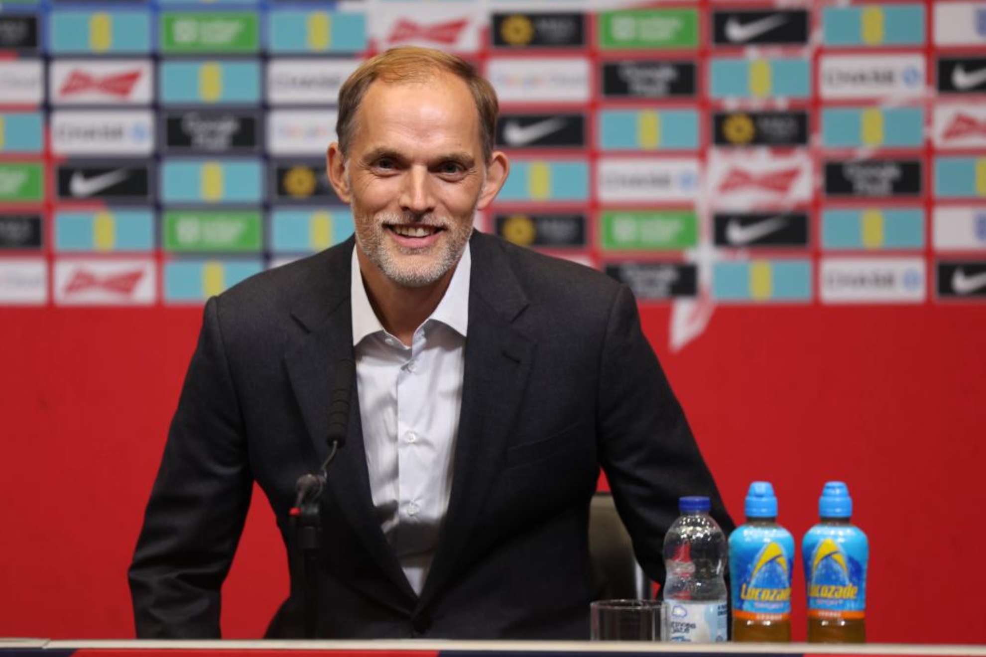 Tuchel sonriendo durante una rueda de prensa