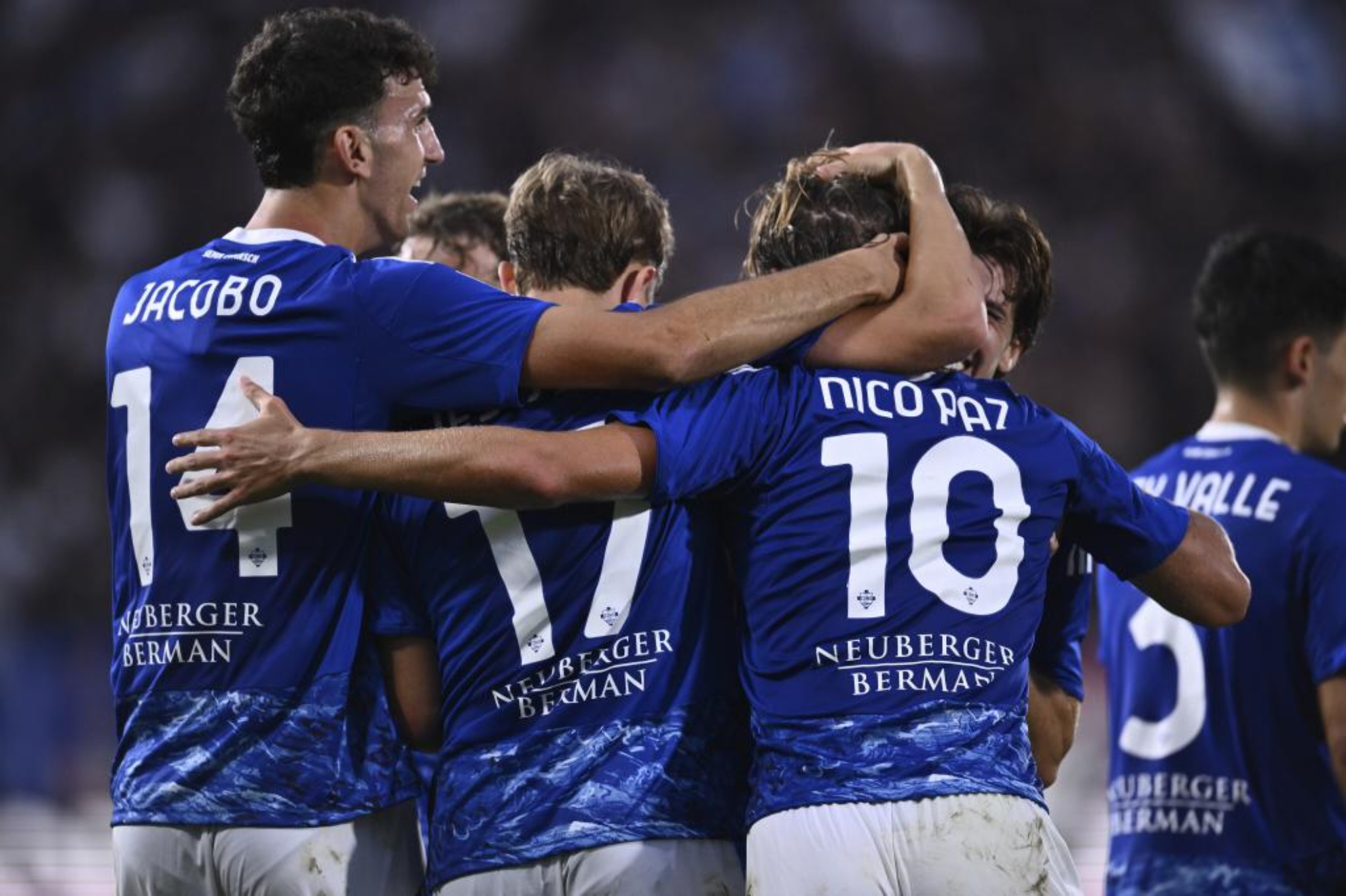 Jacobo Ramon y Nico Paz, junto a Jesús Rodríguez celebrando un gol del Como.