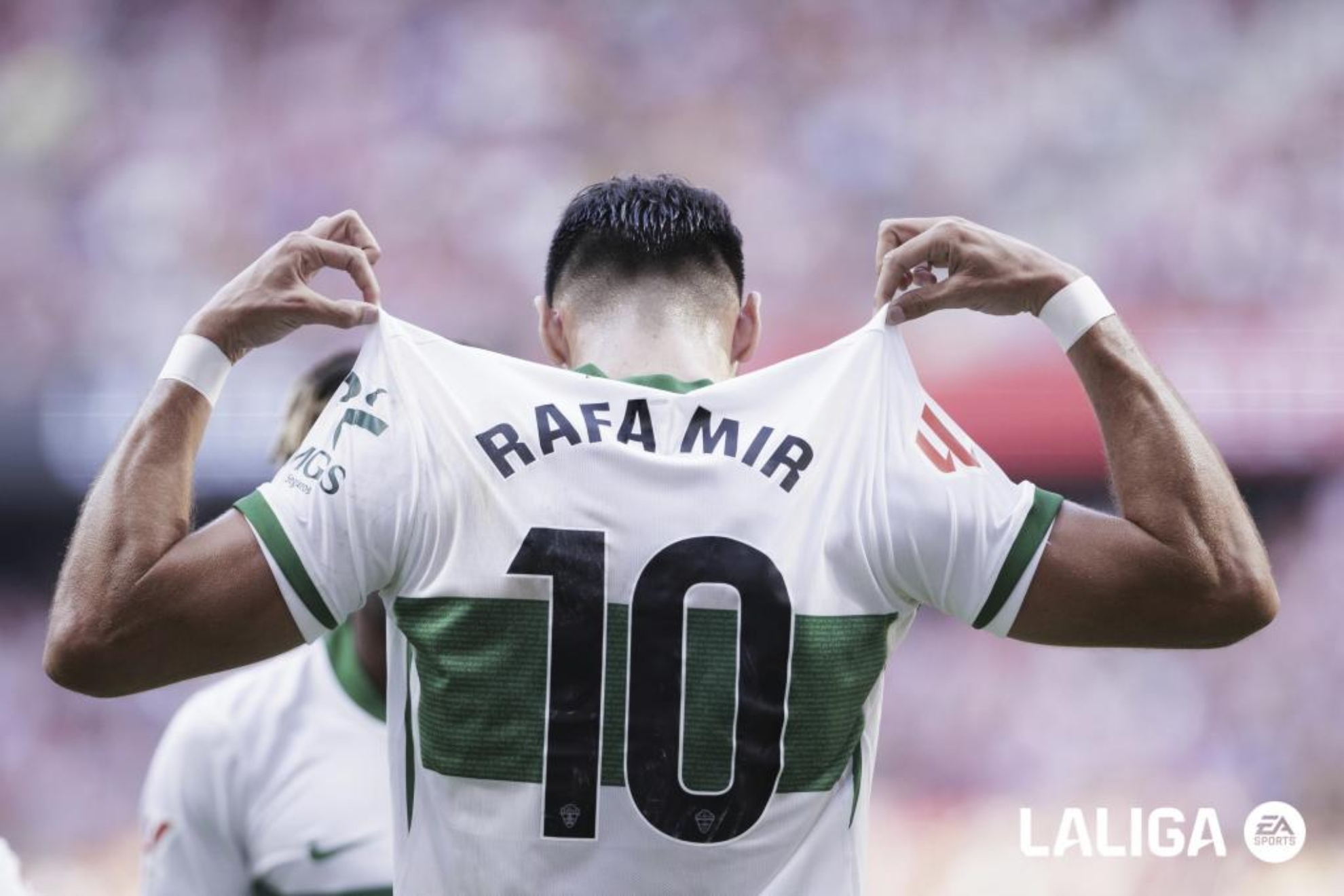 Rafa Mir celebrando un gol