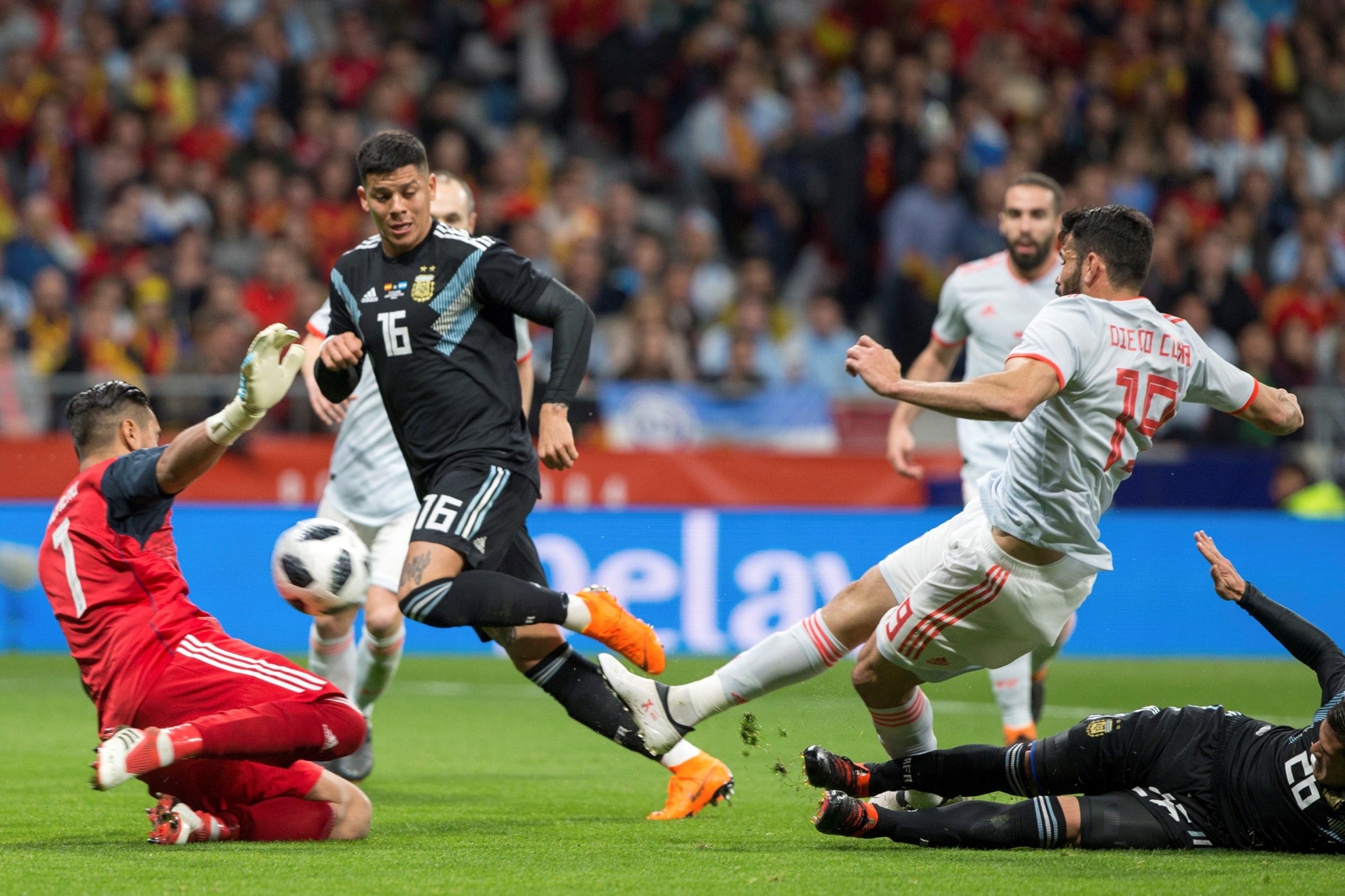 Diego Costa marca el 1-0 en el último duelo ante Argentina, con victoria de España 6-1.