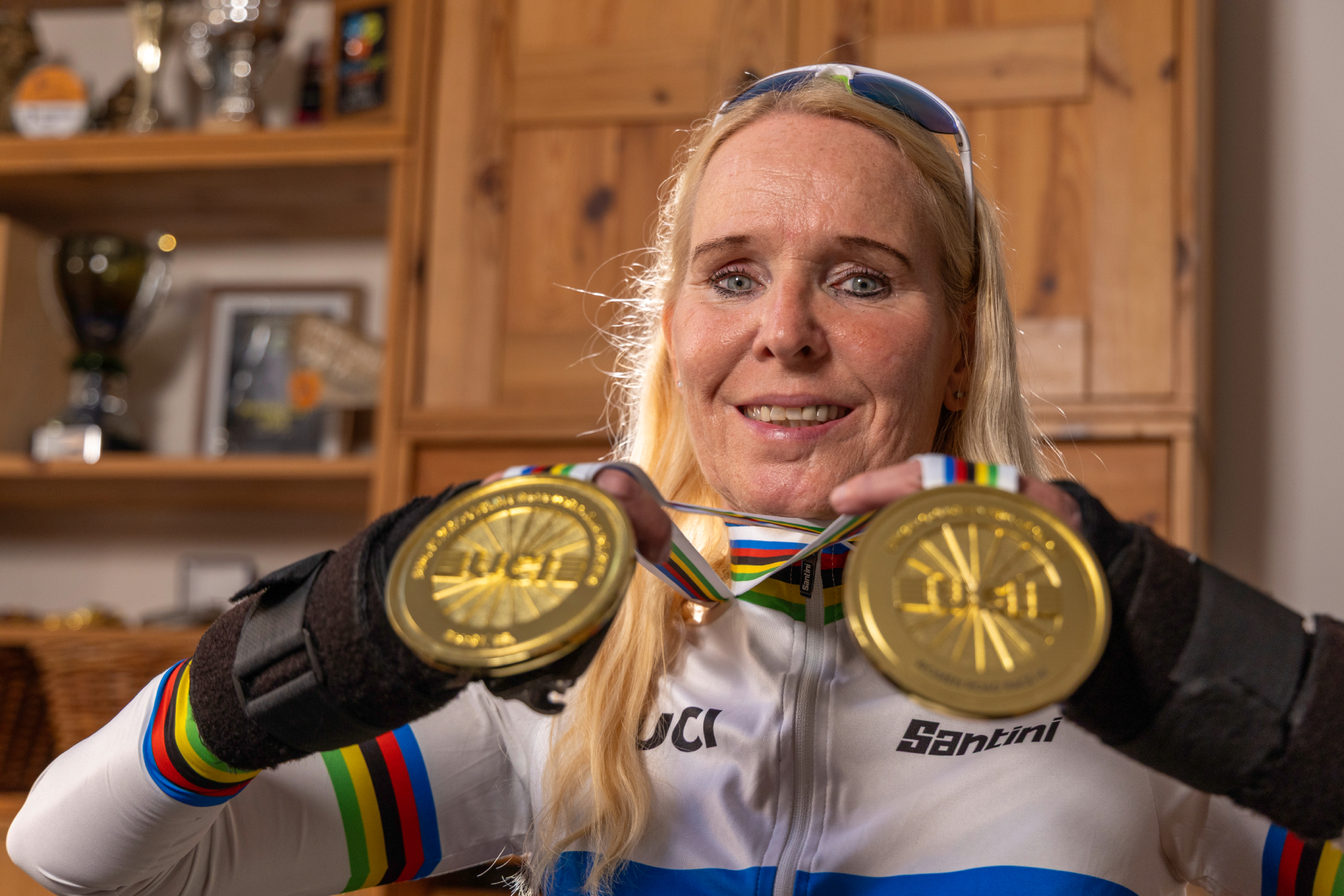 Manuela Vos posa con los dos oros mundiales en Ronse.