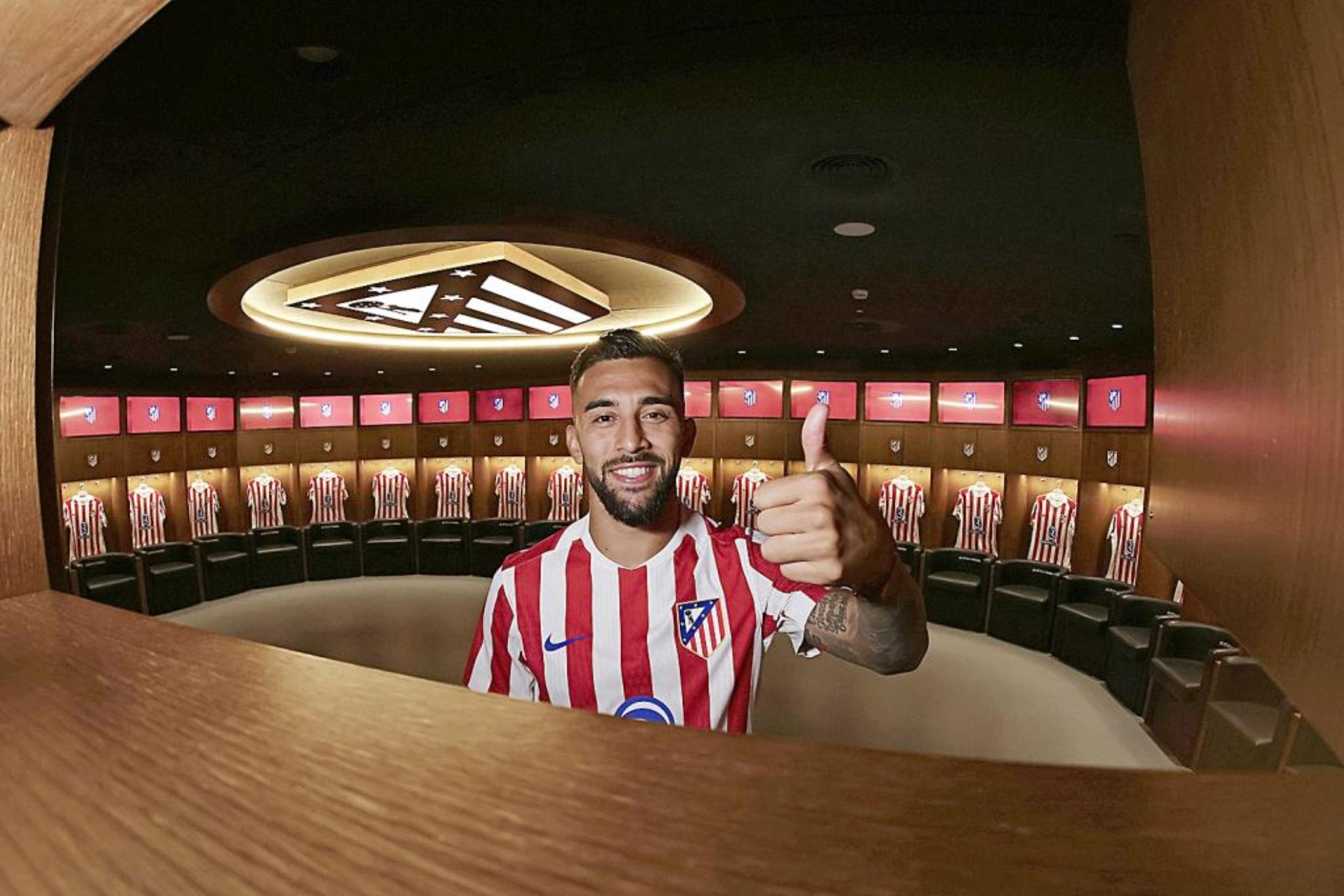 Nico Gonzalez, en sus fotos de presentación con el Atlético.