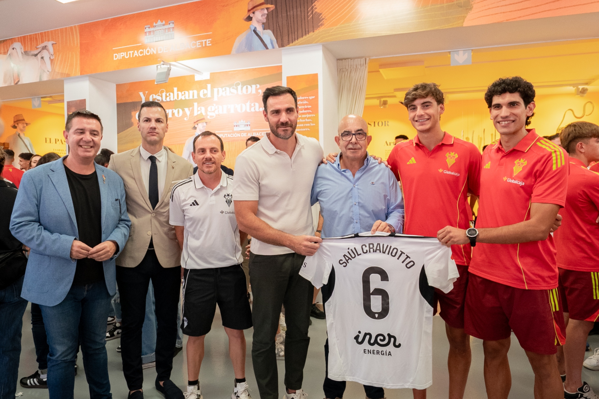 Craviotto recibe la camiseta de manos de Jesús Vallejo