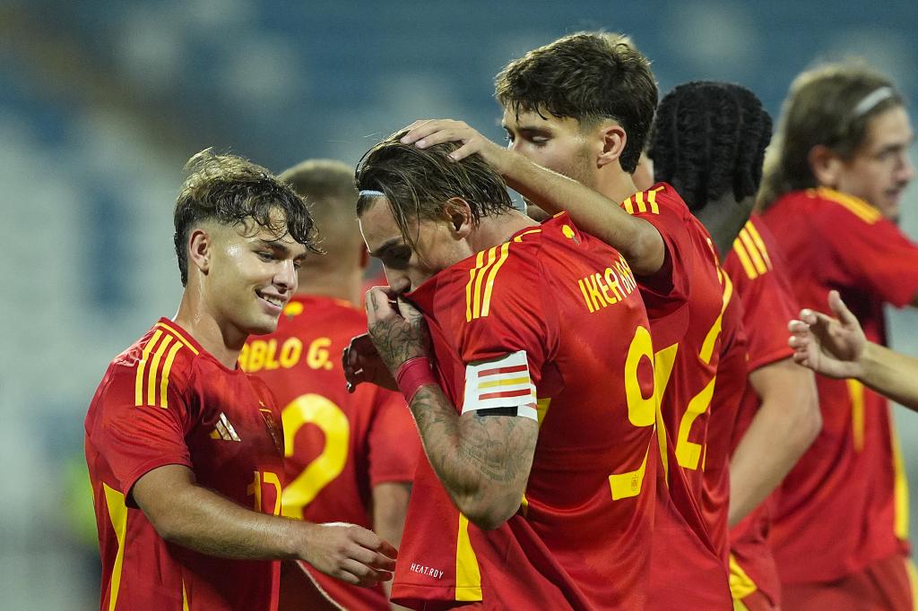 Iker Bravo celebrando su gol ante Kosovo.
