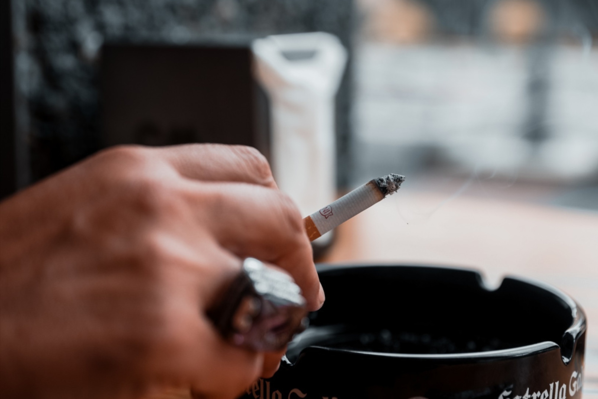 Los turistas extranjeros estallan contra la nueva Ley del Tabaco de Espaa:  "Ya no se llevarn mi dinero"